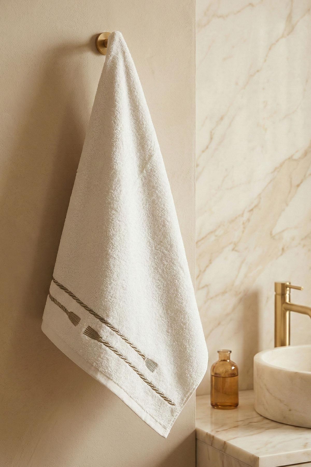 Asciugamano da bagno con ricamo Rom (90 x 150 cm)