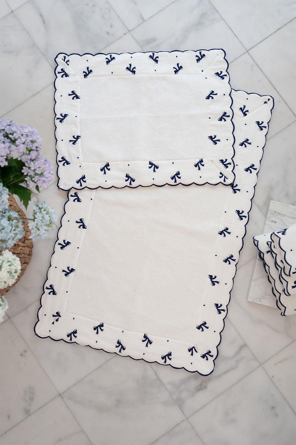 Set di 2 tappetini Serena con ricamo a fiocco (60 x 100 cm)