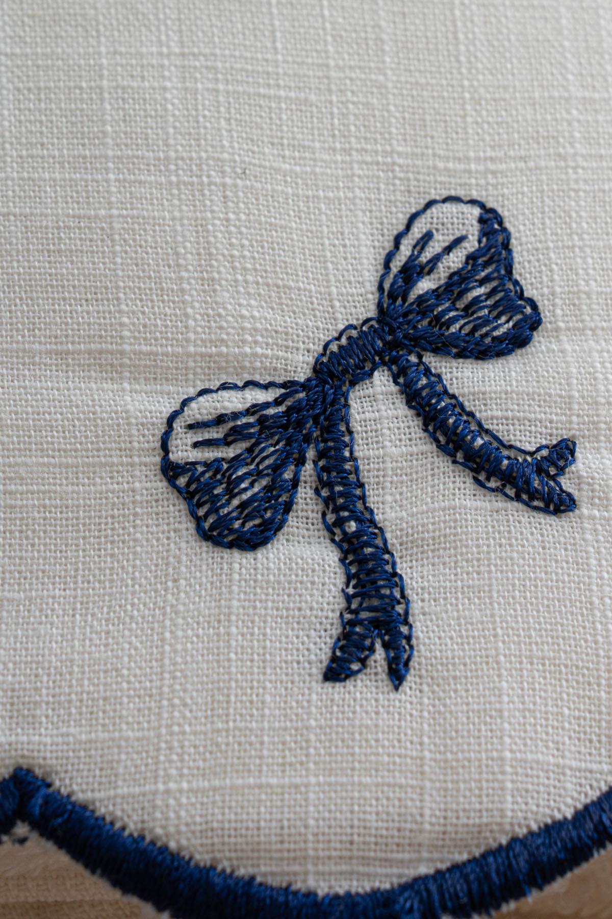 Asciugamano viso Serena con ricamo a fiocco (50 x 90 cm)