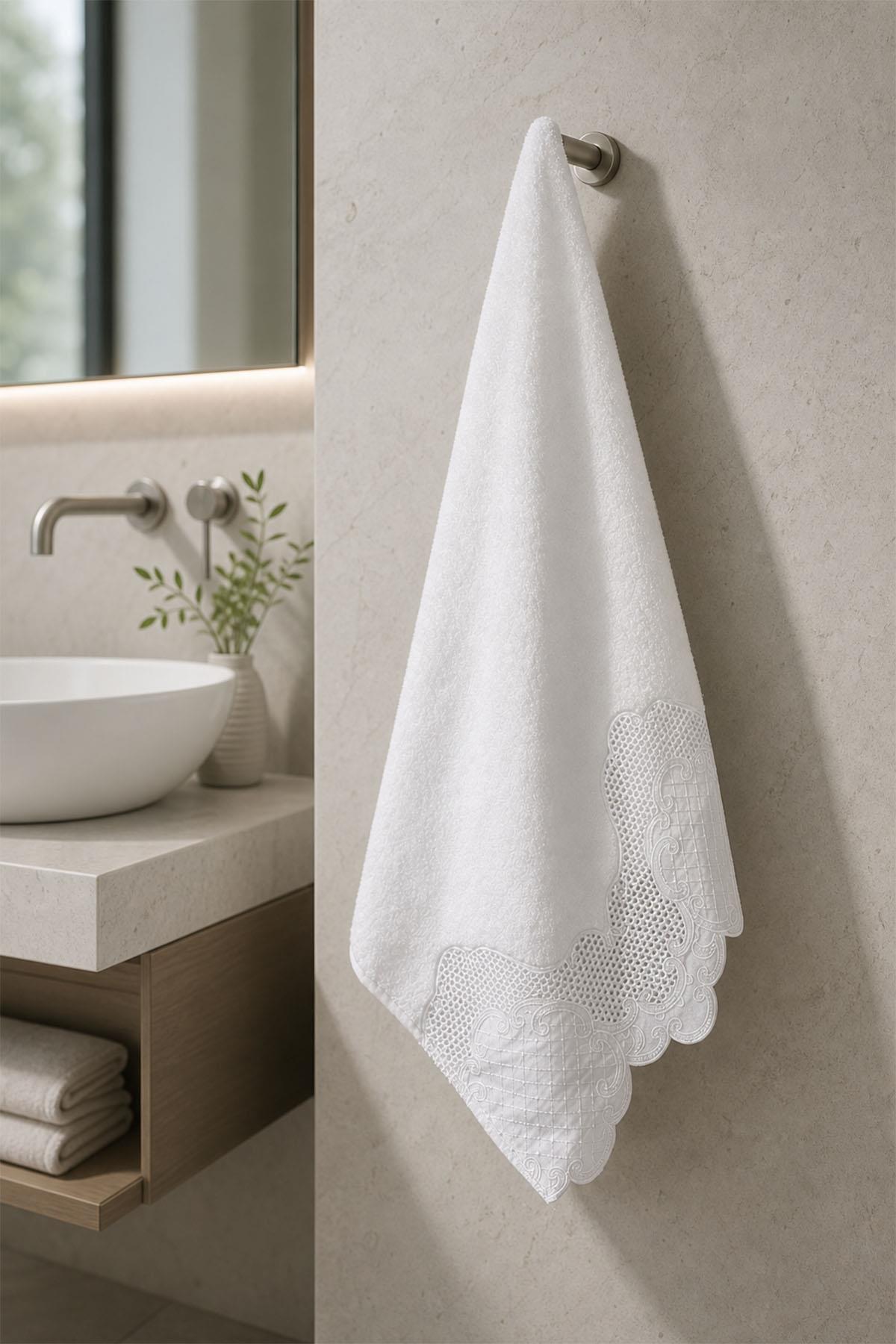 Asciugamano da bagno ricamato Simena (90 x 150 cm)