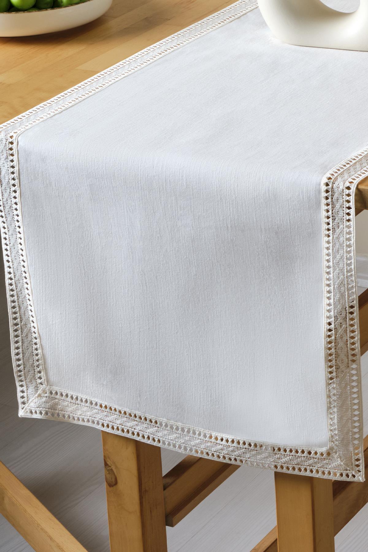 Runner da tavola bianco con dettagli in pizzo su tavolo in legno, biancheria da tavola decorativa 40x140 cm