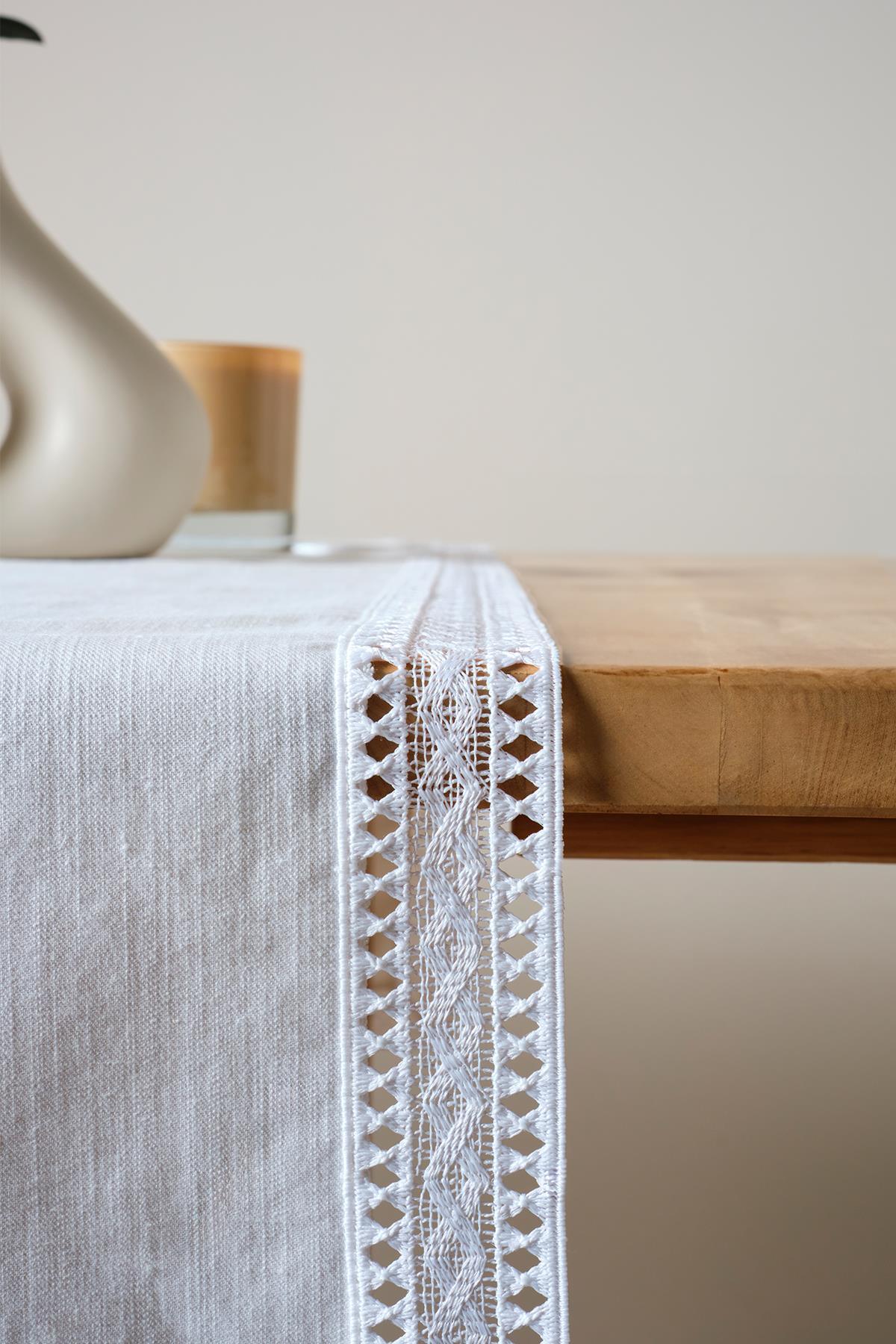 Runner da tavola bianco in pizzo, elegante tovaglia decorativa su tavolo in legno