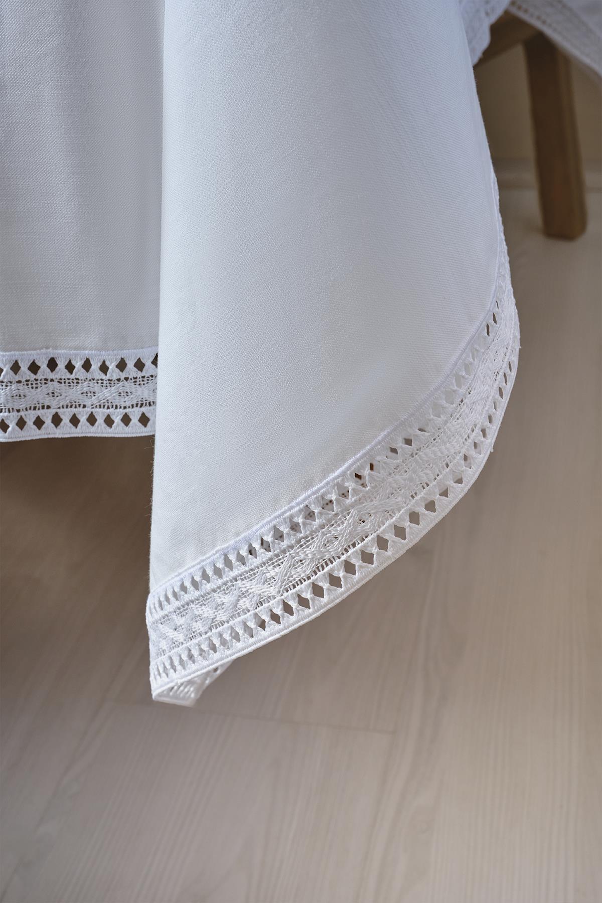 Tovaglia bianca con dettagli in pizzo, decorazione tavola moderna ed elegante
