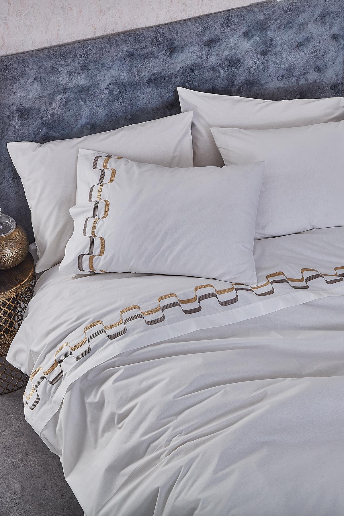 Set Copripiumino Matrimoniale 6 Pezzi Vella con Ricamo a Zigzag