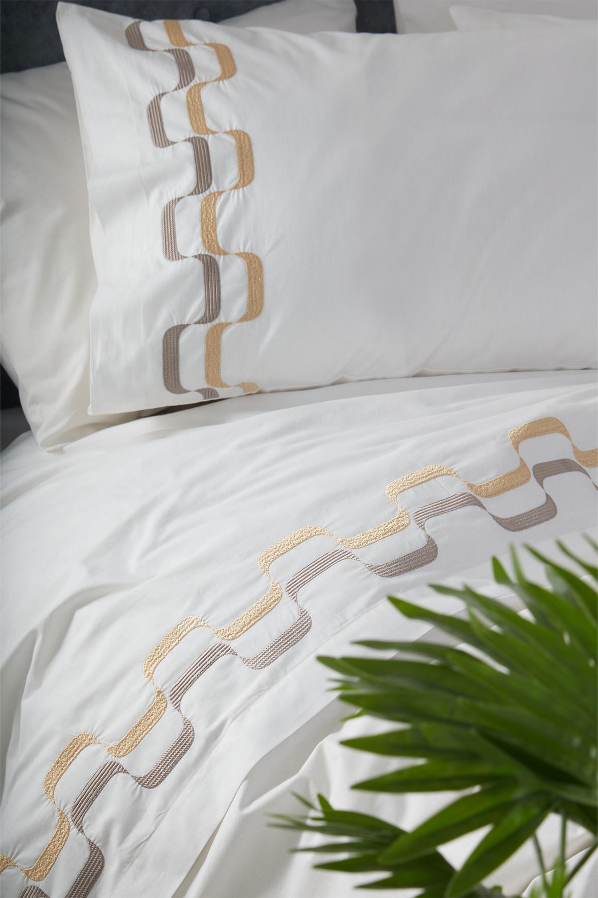 Set Copripiumino Matrimoniale 6 Pezzi Vella con Ricamo a Zigzag