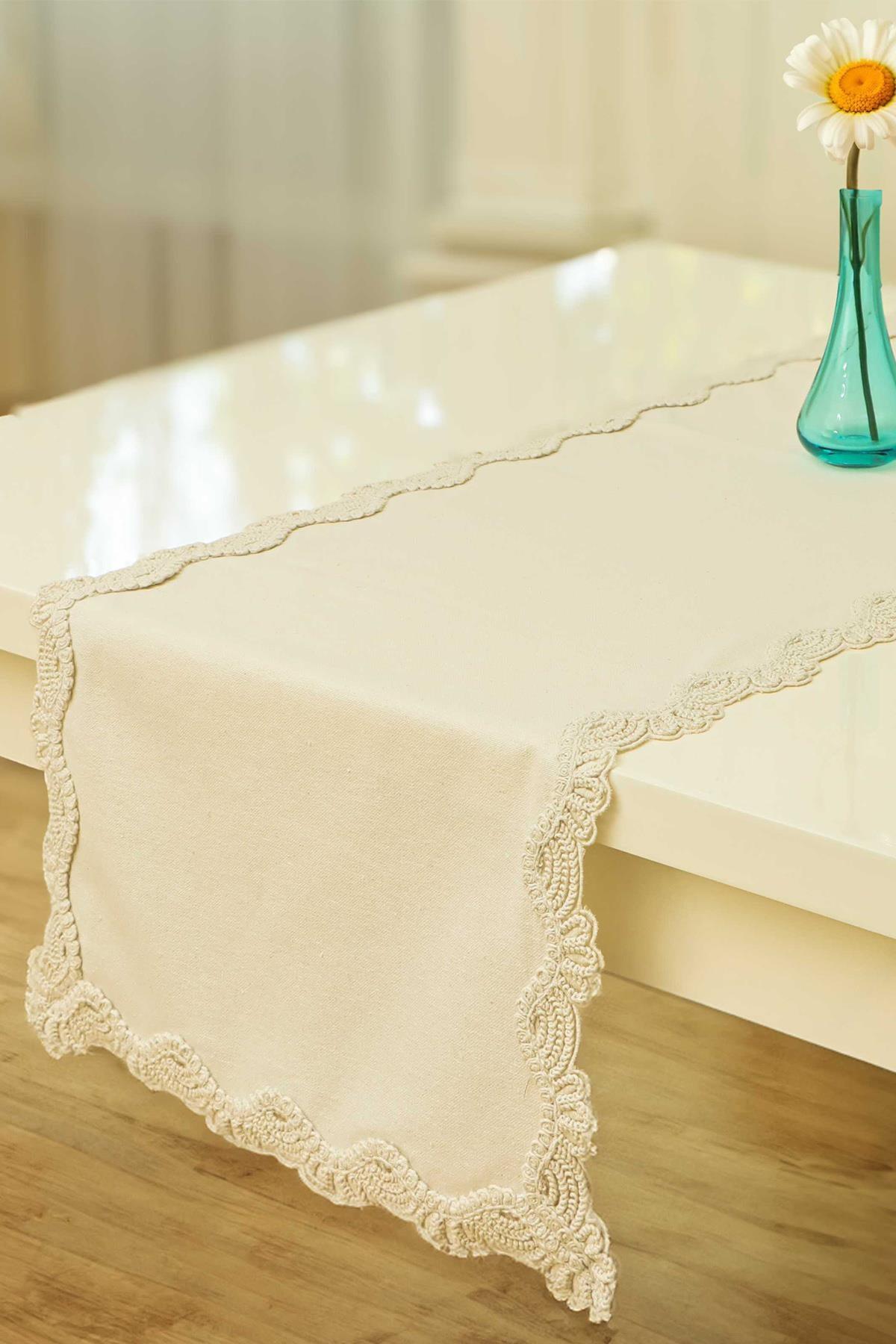 Runner da tavola color crema con bordo in pizzo, elegante tovaglia decorativa su tavolo bianco