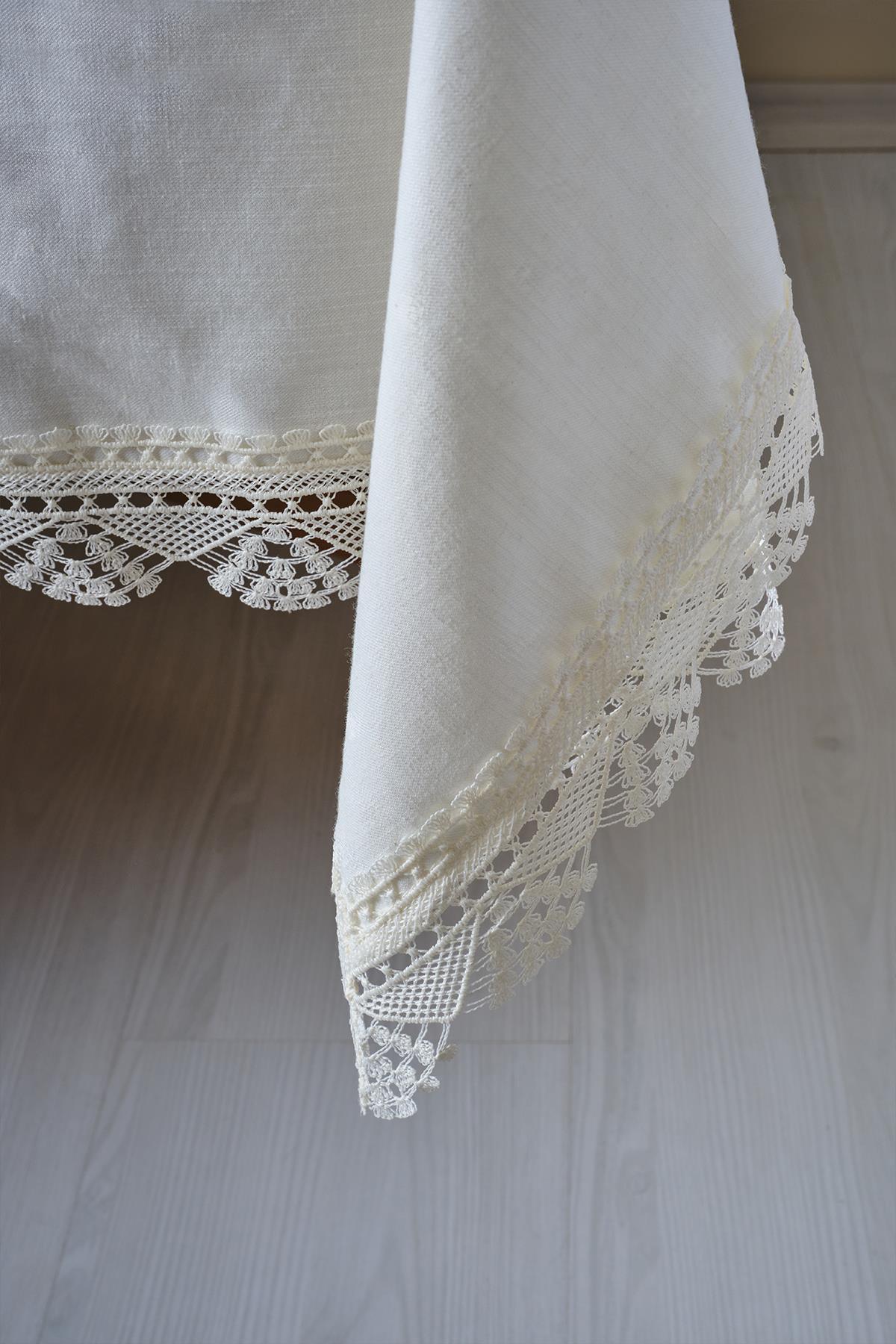 Tovaglia color crema con elegante pizzo, antimacchia, 160x260 cm, con dettagli angolari finemente lavorati