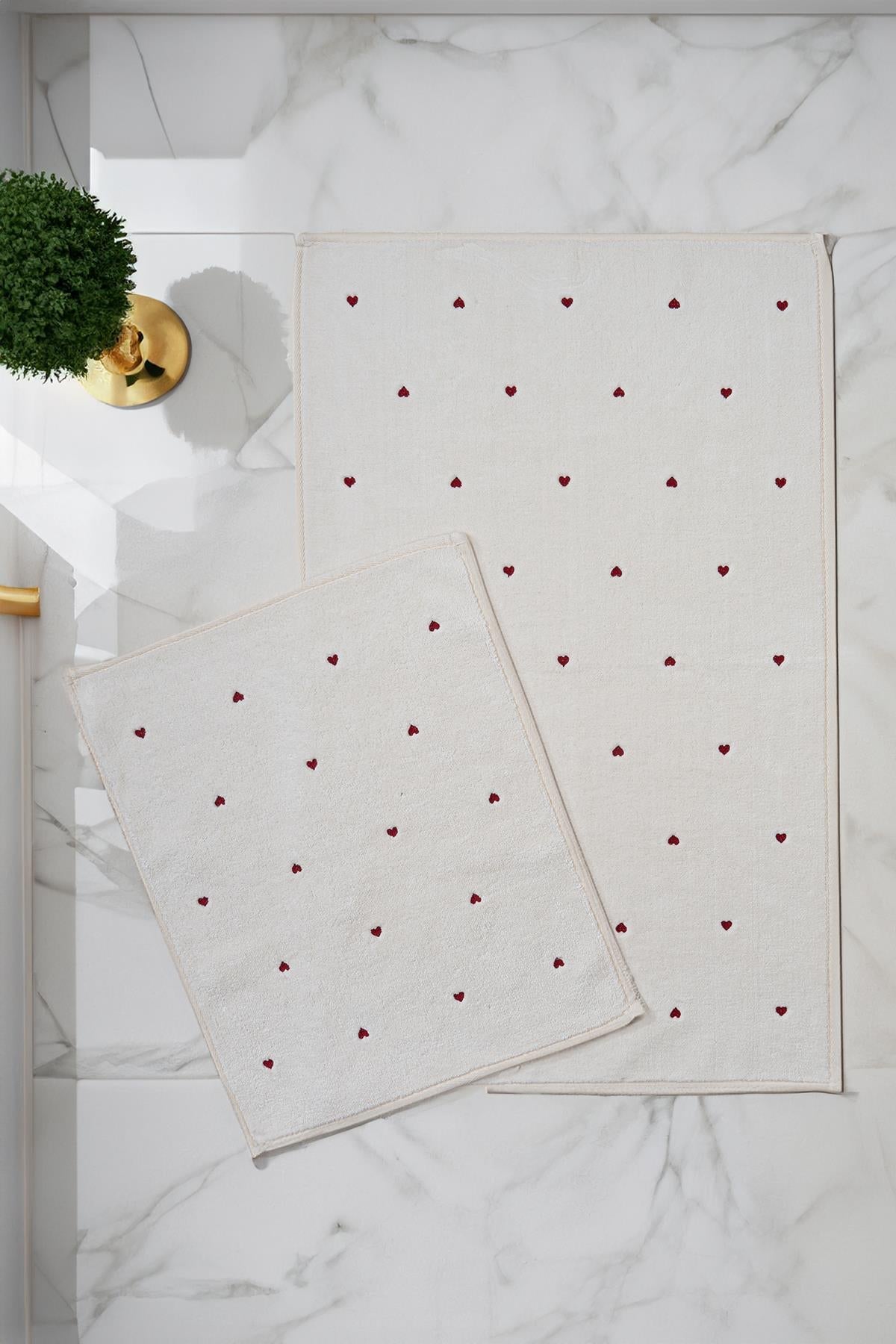 Set di 2 tappetini Amore con ricamo a cuore (60 x 100 cm)