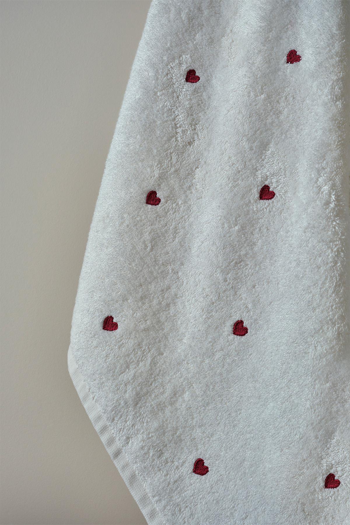 Asciugamano bianco con motivo a cuori rossi, elegante e confortevole