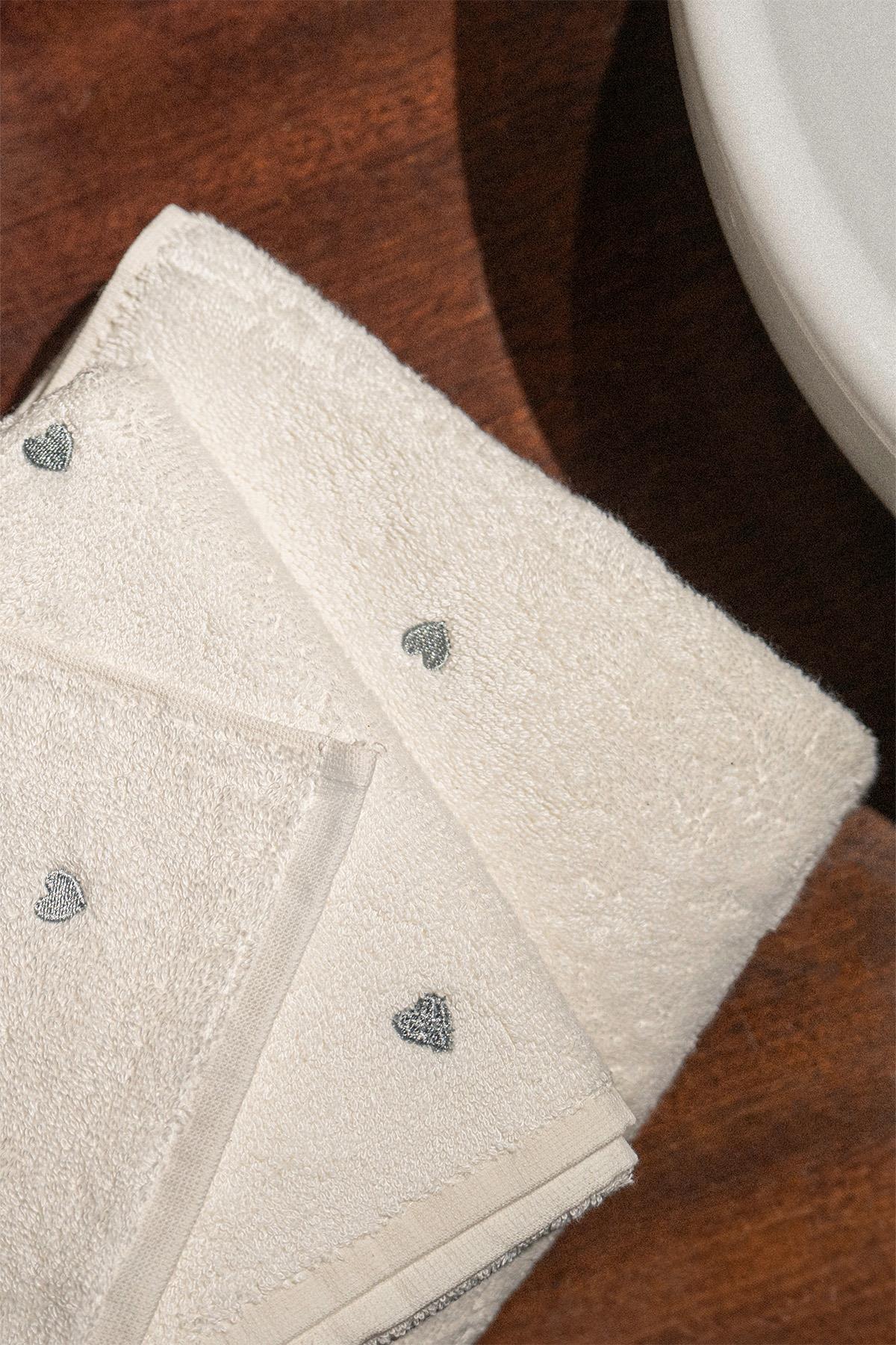 Set di asciugamani bianchi, elegante e confortevole con piccoli motivi a cuore