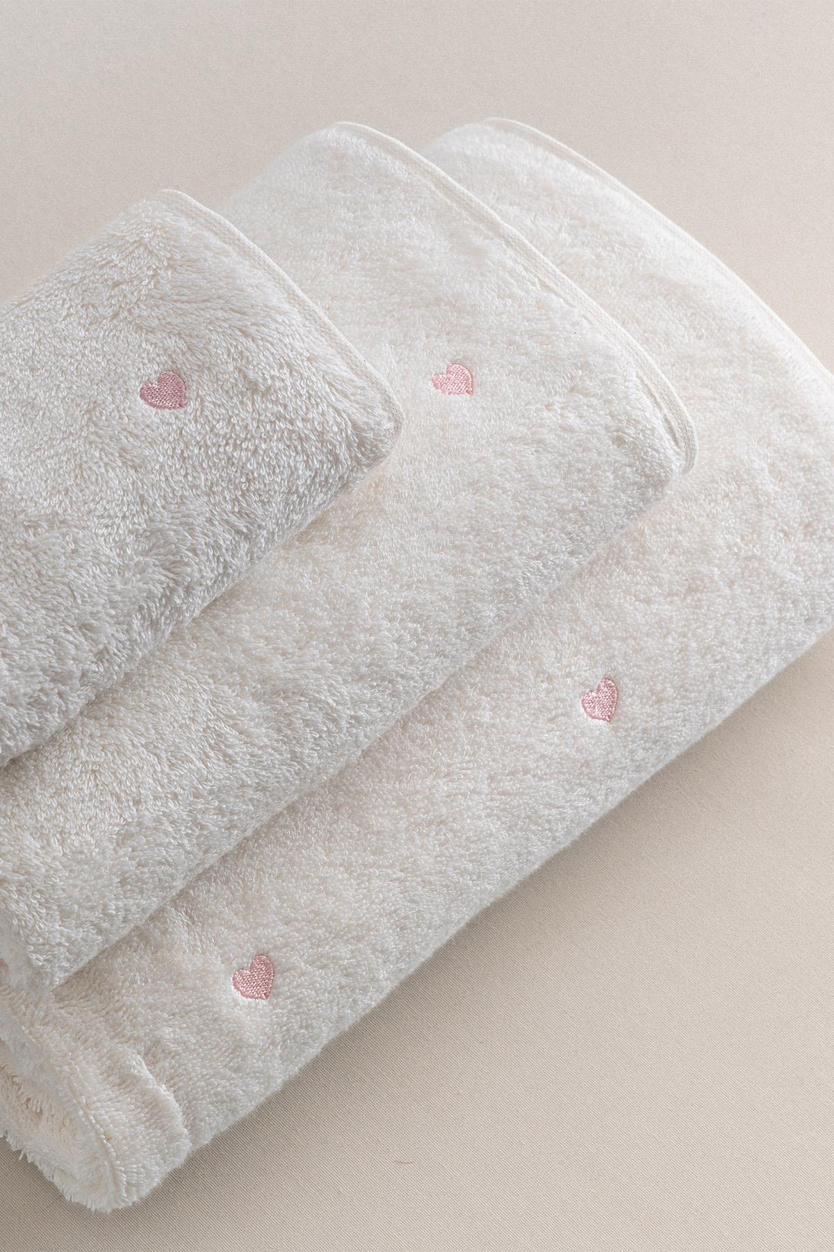 Set di asciugamani bianchi con cuori rosa, accessorio bagno confortevole dalla consistenza morbida