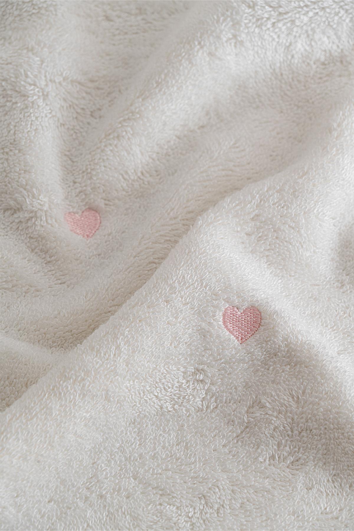 Asciugamano bianco morbido con dettagli a cuore rosa, per una vita comoda ed elegante