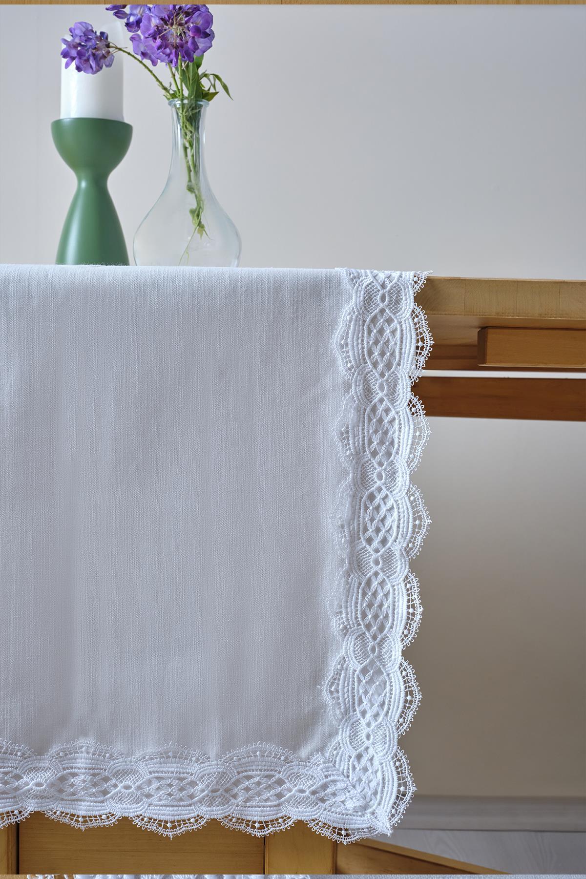 Runner da tavola bianco con bordo in pizzo, decorazione minimalista ed elegante per la tavola, con dettagli floreali e candele