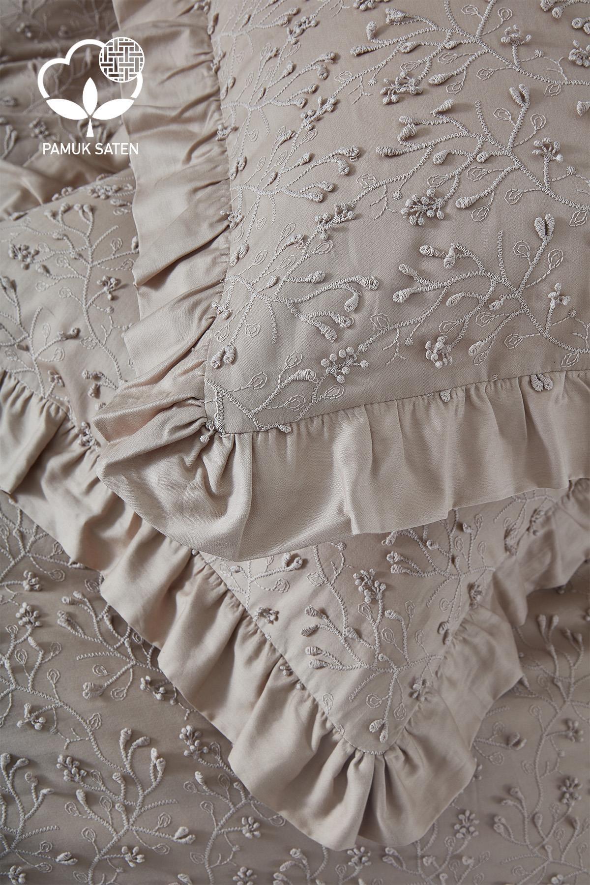 Set copripiumino matrimoniale in raso di cotone beige con ricami, dettagli in pizzo e un look elegante