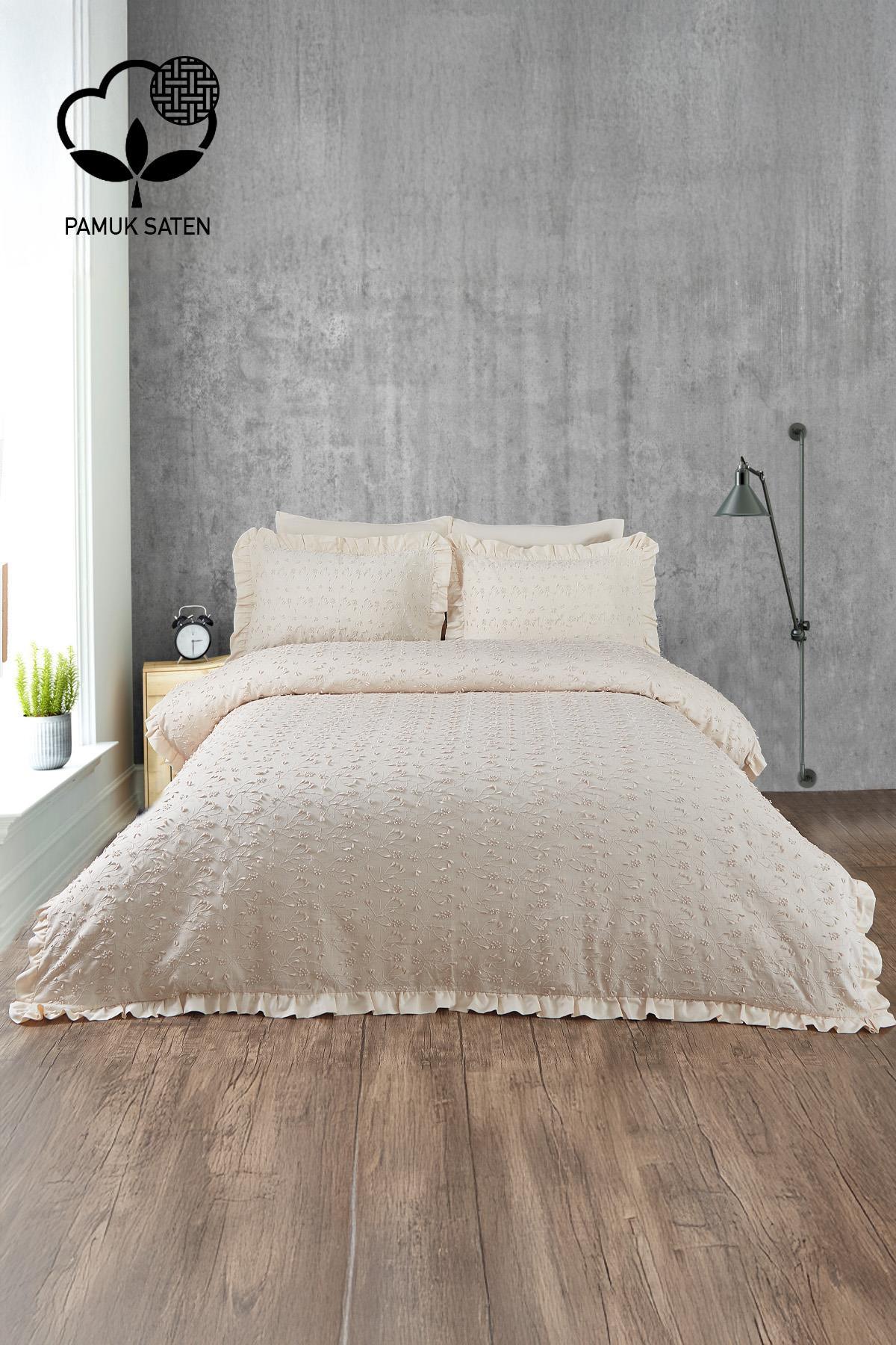 Set copripiumino matrimoniale in raso di cotone con ricami beige in una camera da letto moderna