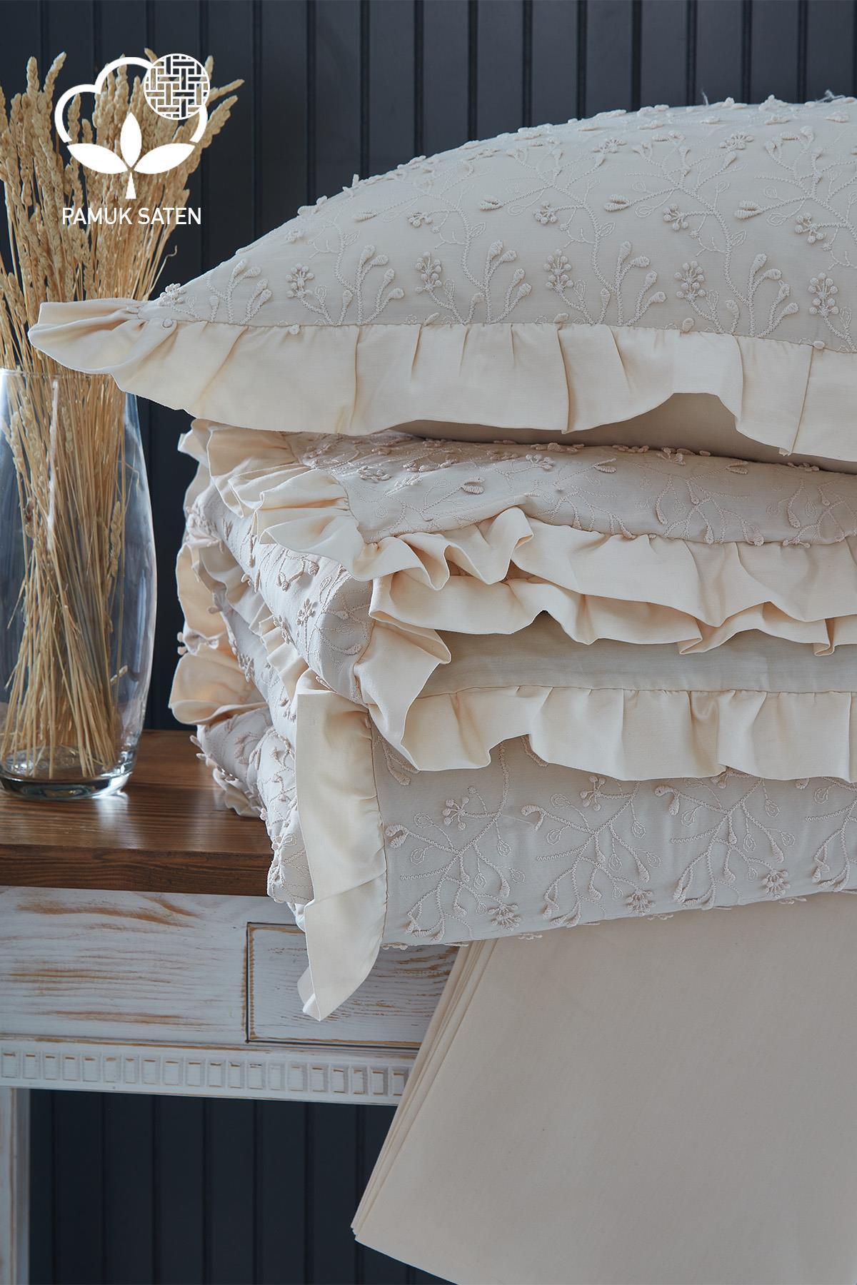 Set copripiumino matrimoniale in raso di cotone color crema con ricami, federe e copriletto con dettagli in pizzo