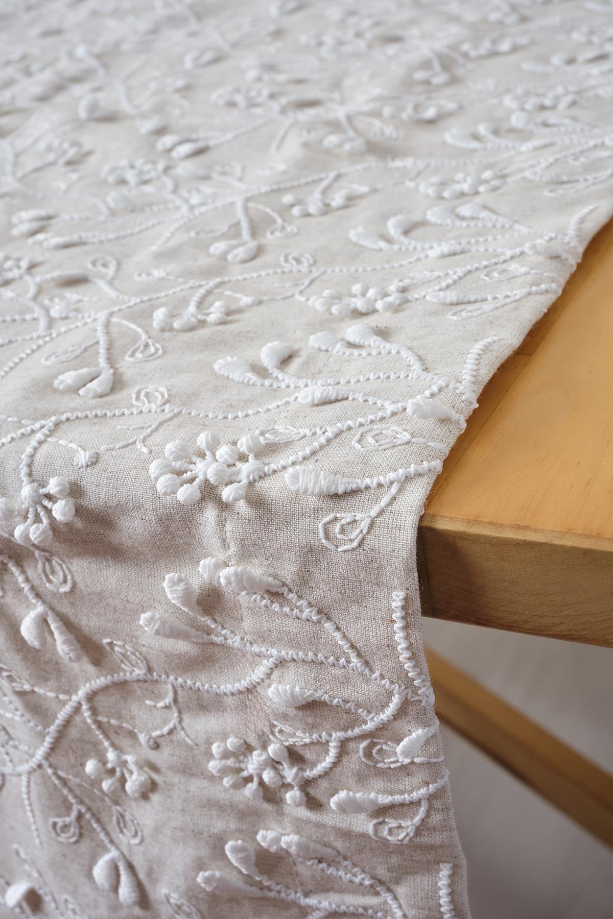 Runner da tavola elegante color beige con ricami bianchi, decorazione moderna a motivi floreali