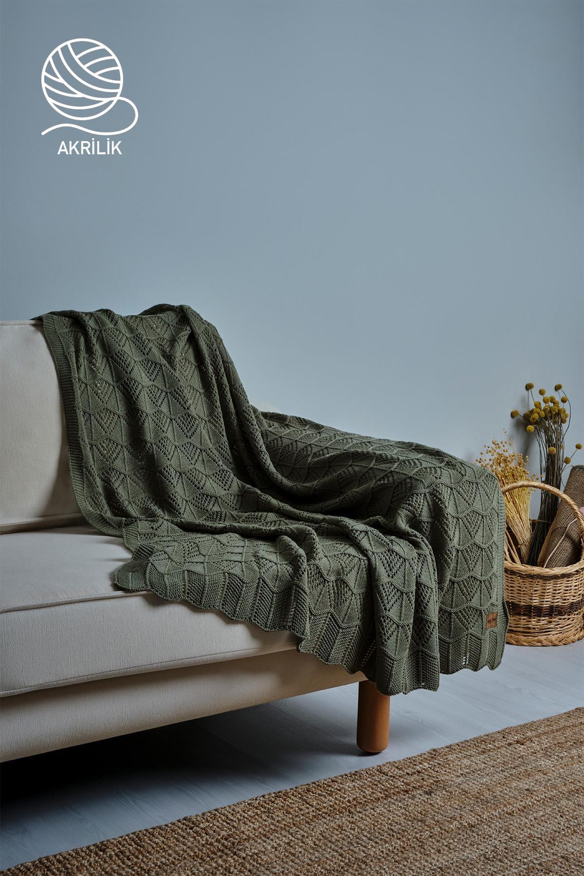 Coperta da TV in maglia acrilica verde, sul divano, decorativa in un moderno soggiorno