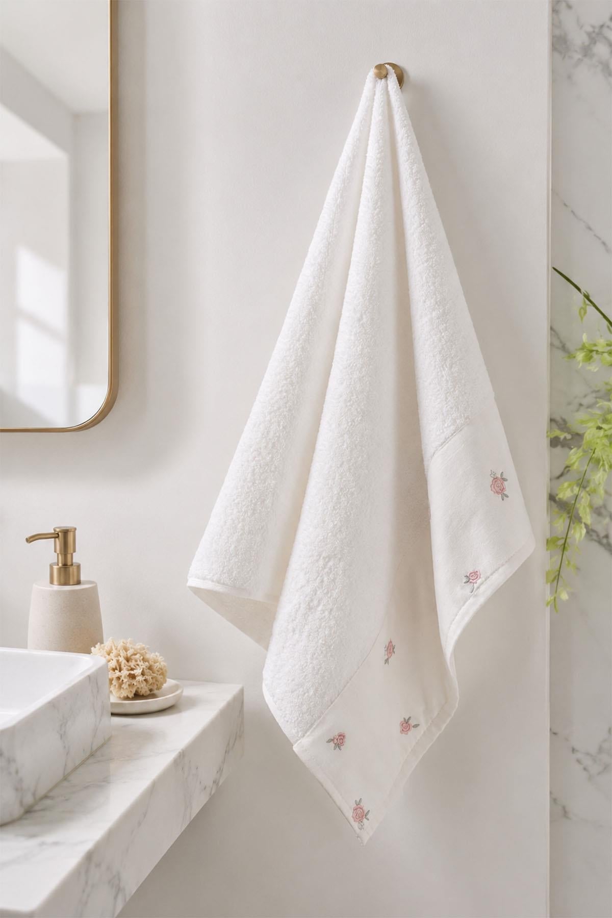 Asciugamano da bagno Flower Garden con ricamo a rose (90 x 150 cm)