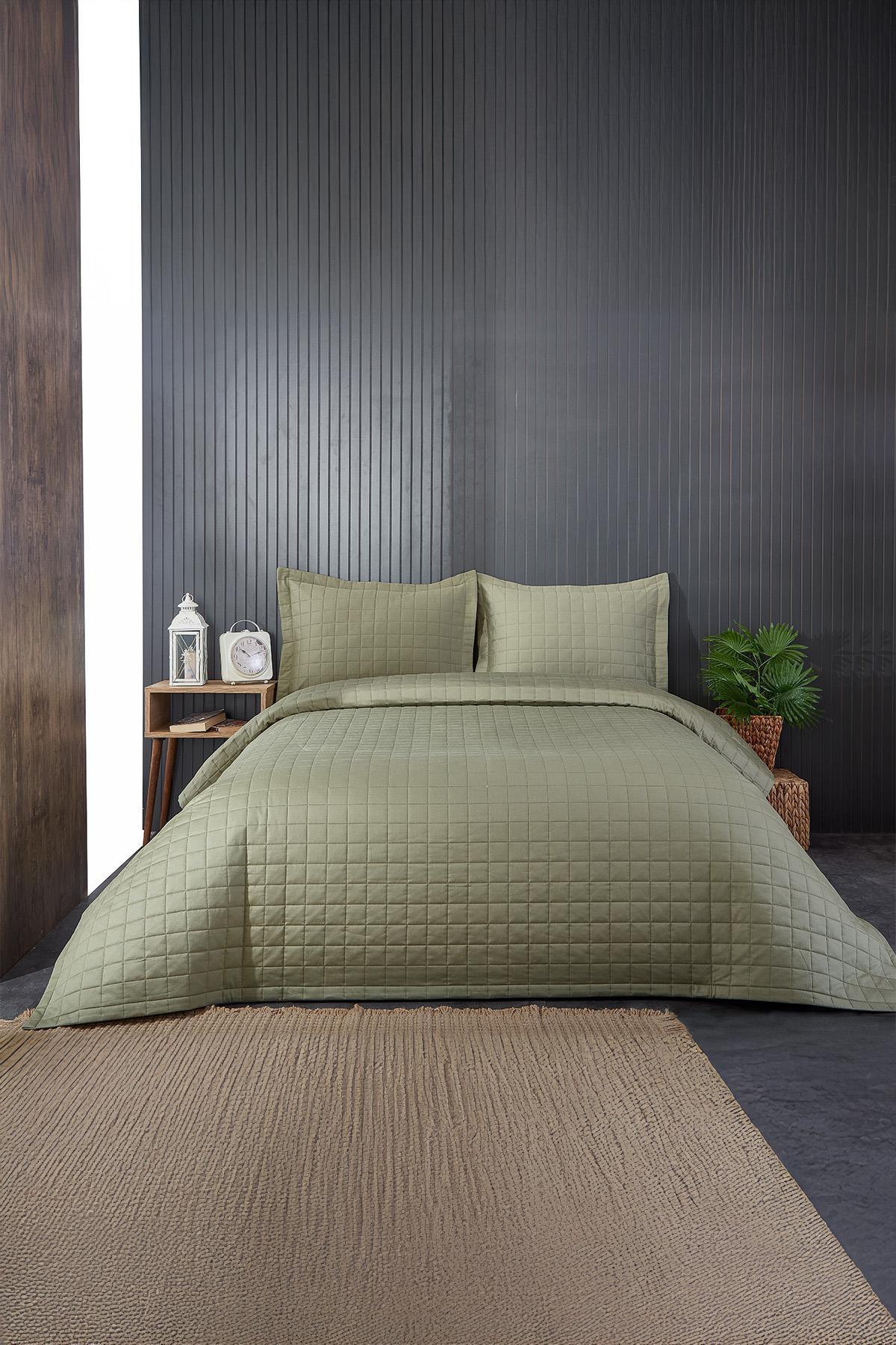 Copriletto matrimoniale trapuntato verde per un look decorativo in una camera da letto moderna
