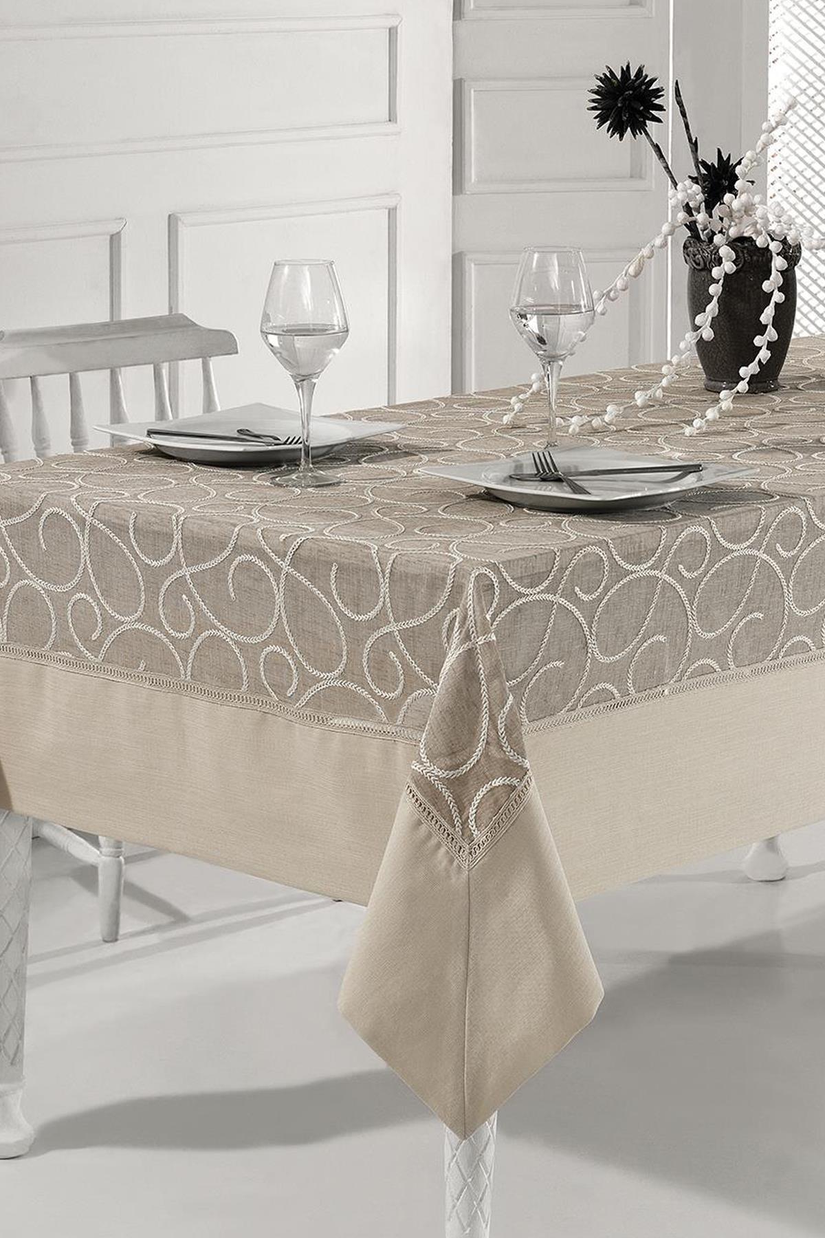Tovaglia con motivo beige, elegante apparecchiatura per due su un tavolo da pranzo moderno