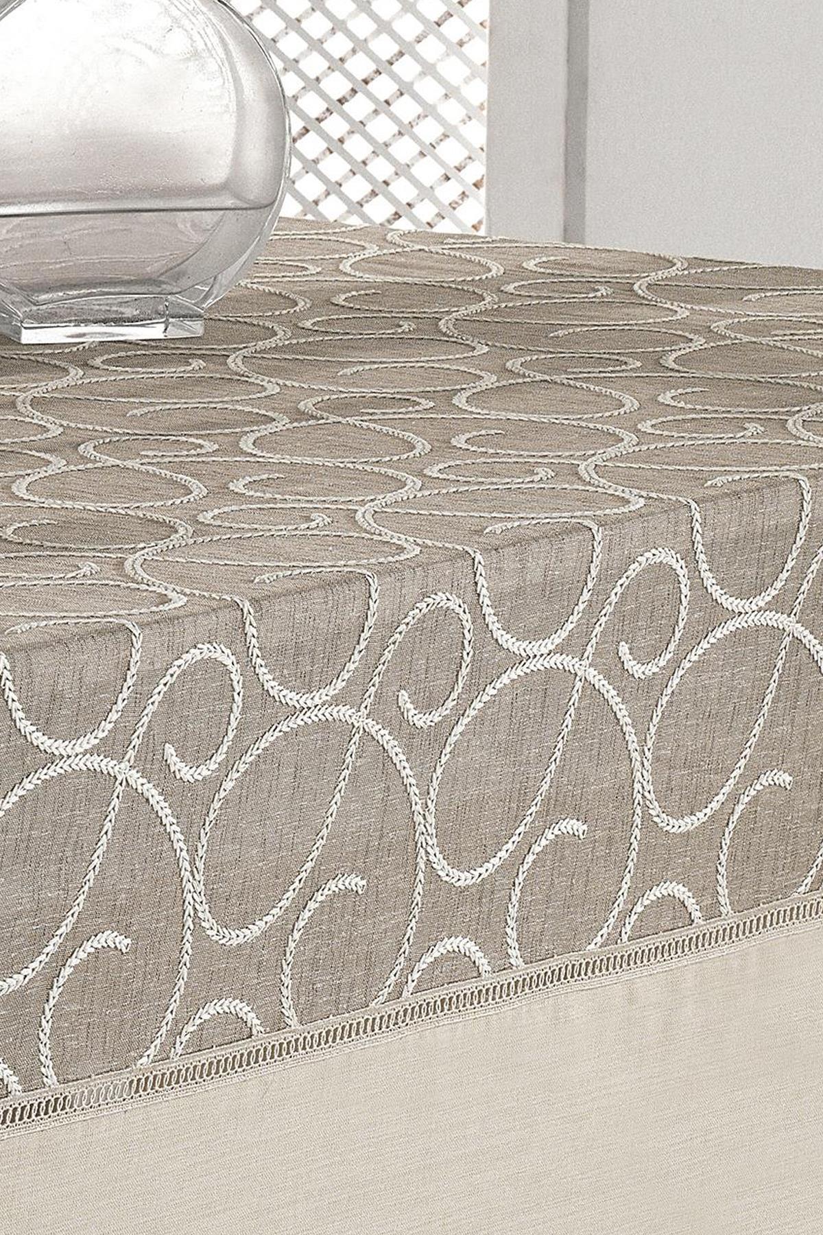 Tovaglia antimacchia color beige con motivo, senza pieghe, con un vaso semplice su un tavolo rettangolare