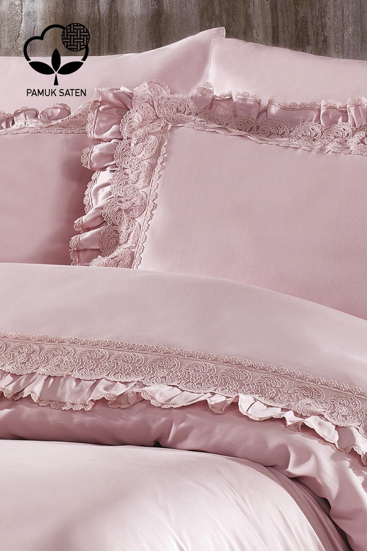 Set copripiumino matrimoniale in raso di cotone biologico con pizzo rosa, dettagli eleganti.