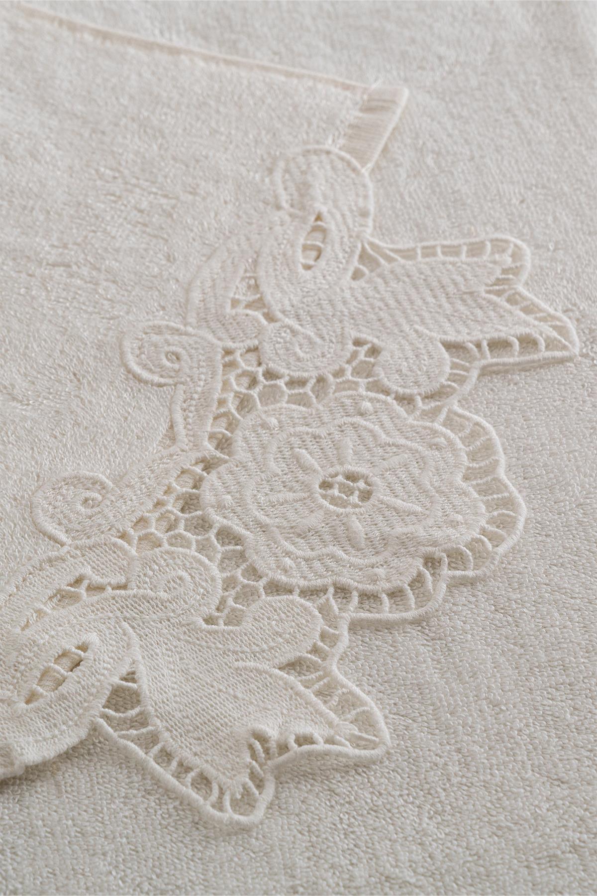 Asciugamano piccolo color crema con dettagli in pizzo e bordo decorativo ricamato a fiori