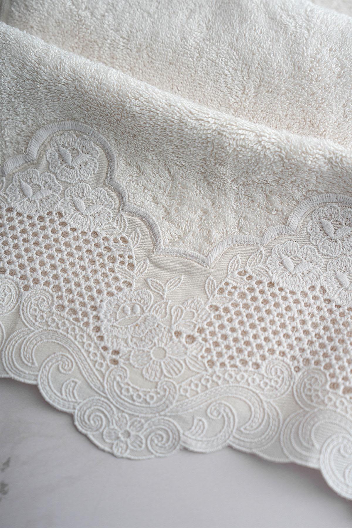 Asciugamano da bagno con ricamo Iris (90 x 150 cm)