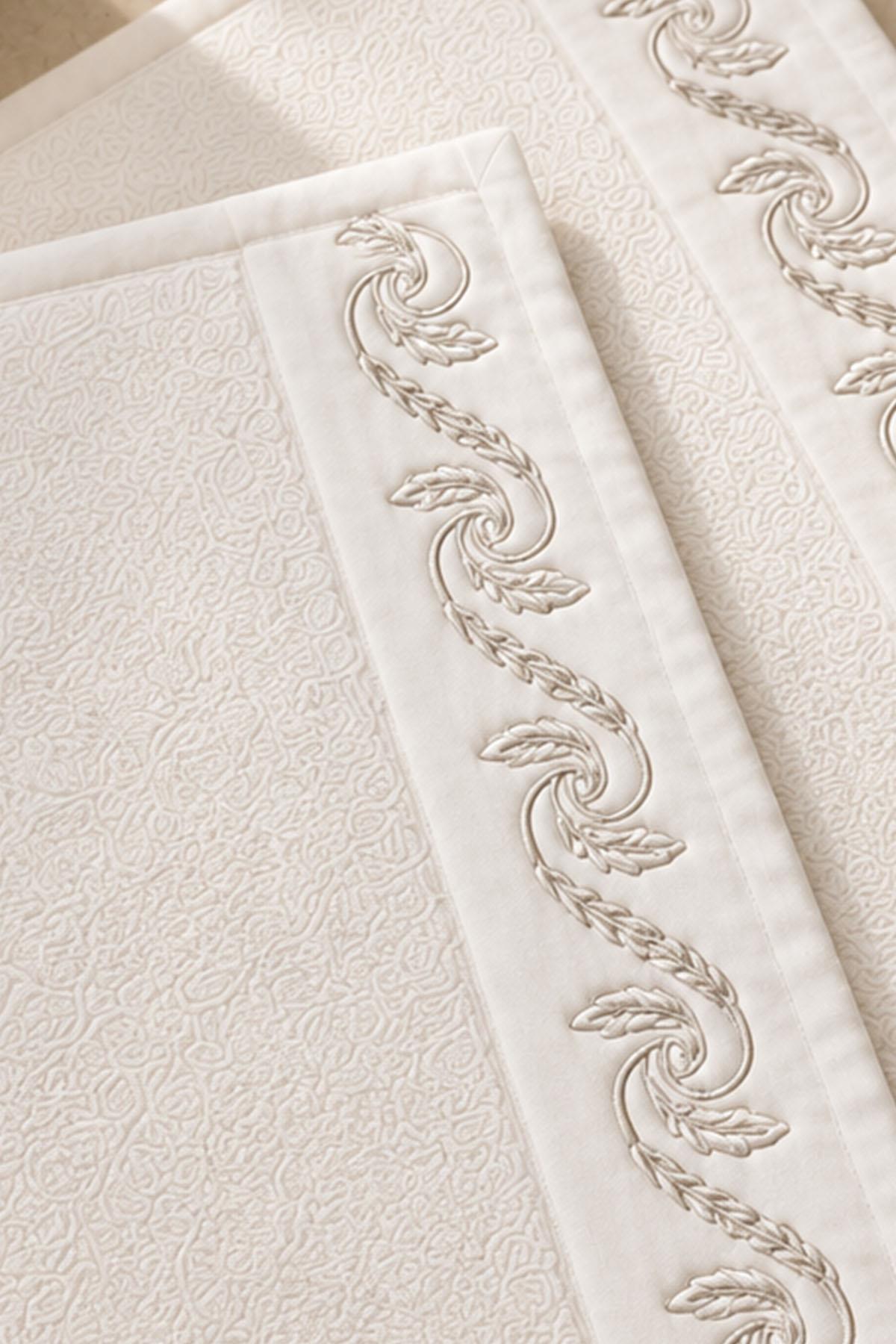 Set di 2 tappetini ricamati con motivo a spirale di foglie Latina (60 x 100 cm)