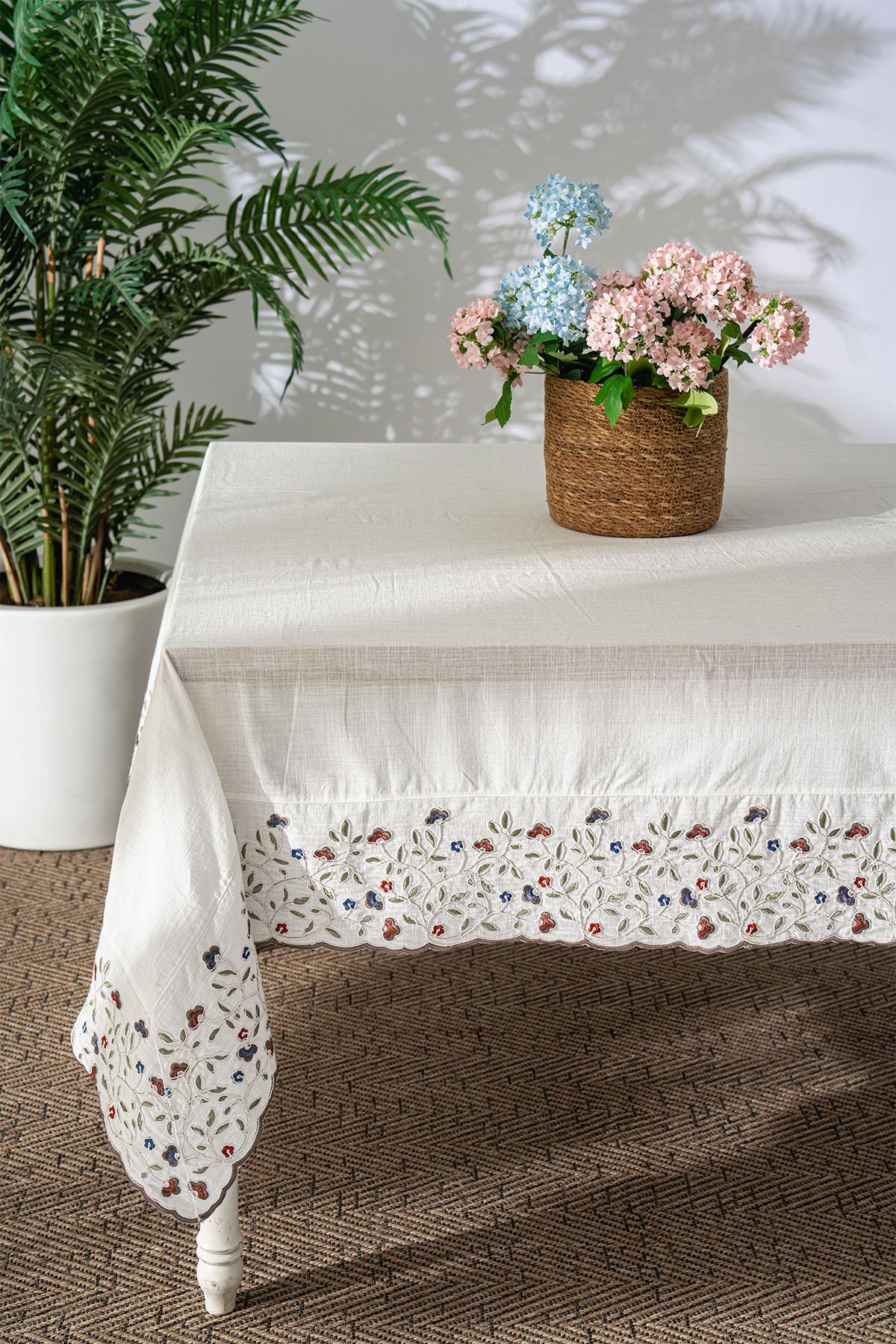 Tovaglia antimacchia Livano con ricamo floreale colorato (160 x 260 cm)