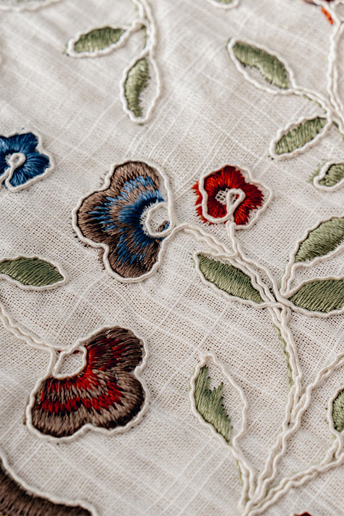 Tovaglia antimacchia Livano con ricamo floreale colorato (160 x 260 cm)