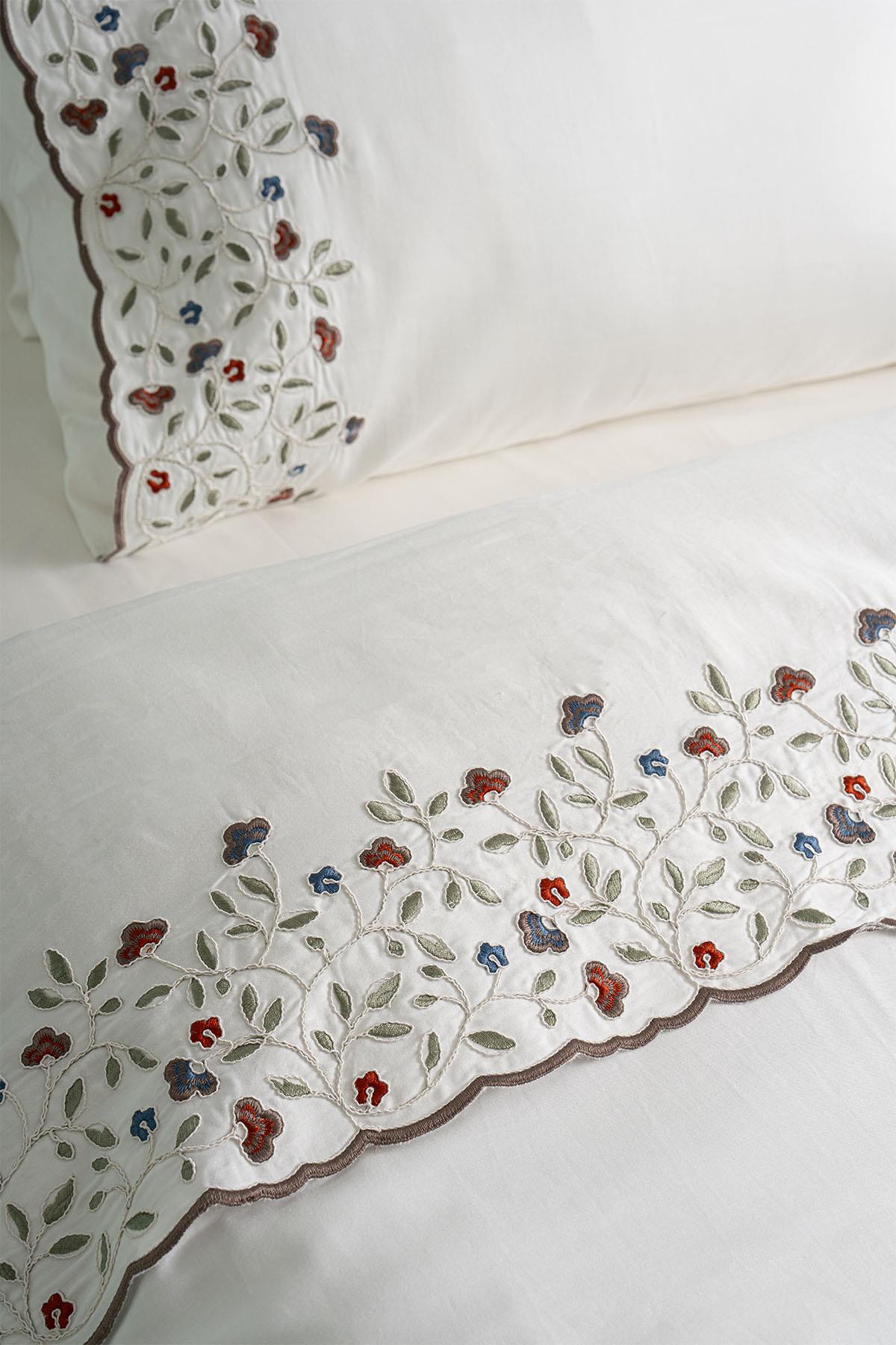 Set Copripiumino Matrimoniale 6 Pezzi in Raso di Cotone con Ricamo Floreale Colorato Livano