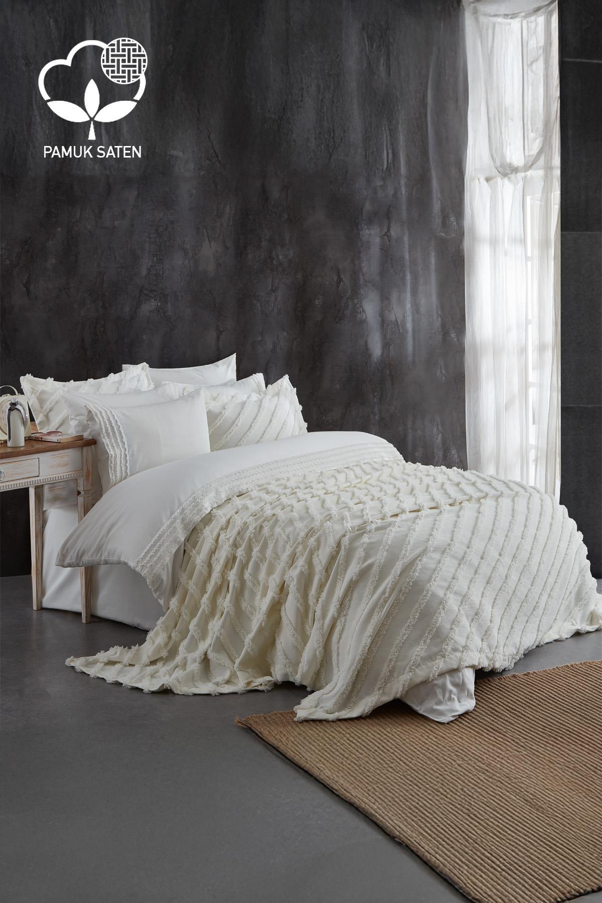 Set copripiumino e copriletto matrimoniale in raso di cotone bianco, steso in una camera da letto moderna
