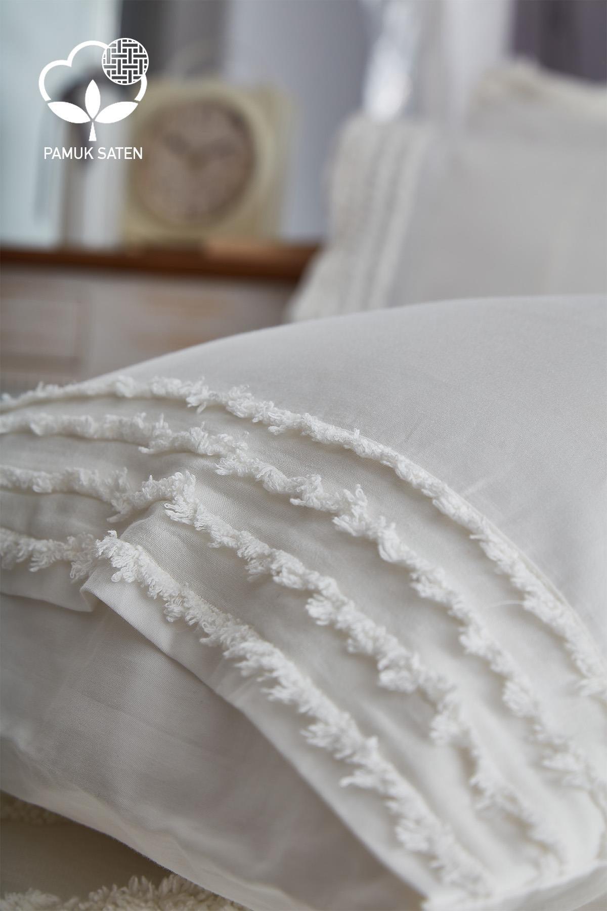 Foto dettaglio set copripiumino in raso di cotone bianco con nappe