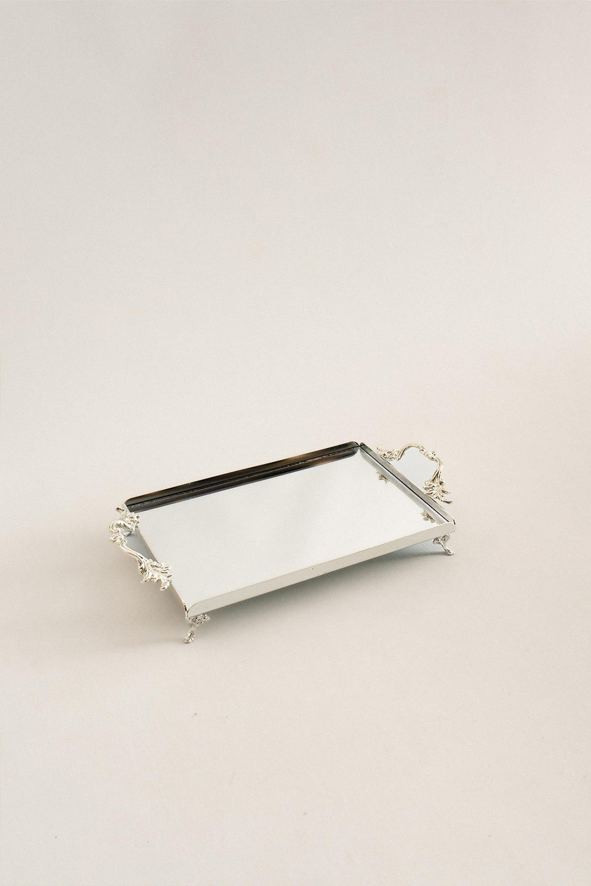 Piccolo vassoio rettangolare in argento con manici eleganti, superficie a specchio e piedini finemente lavorati.
