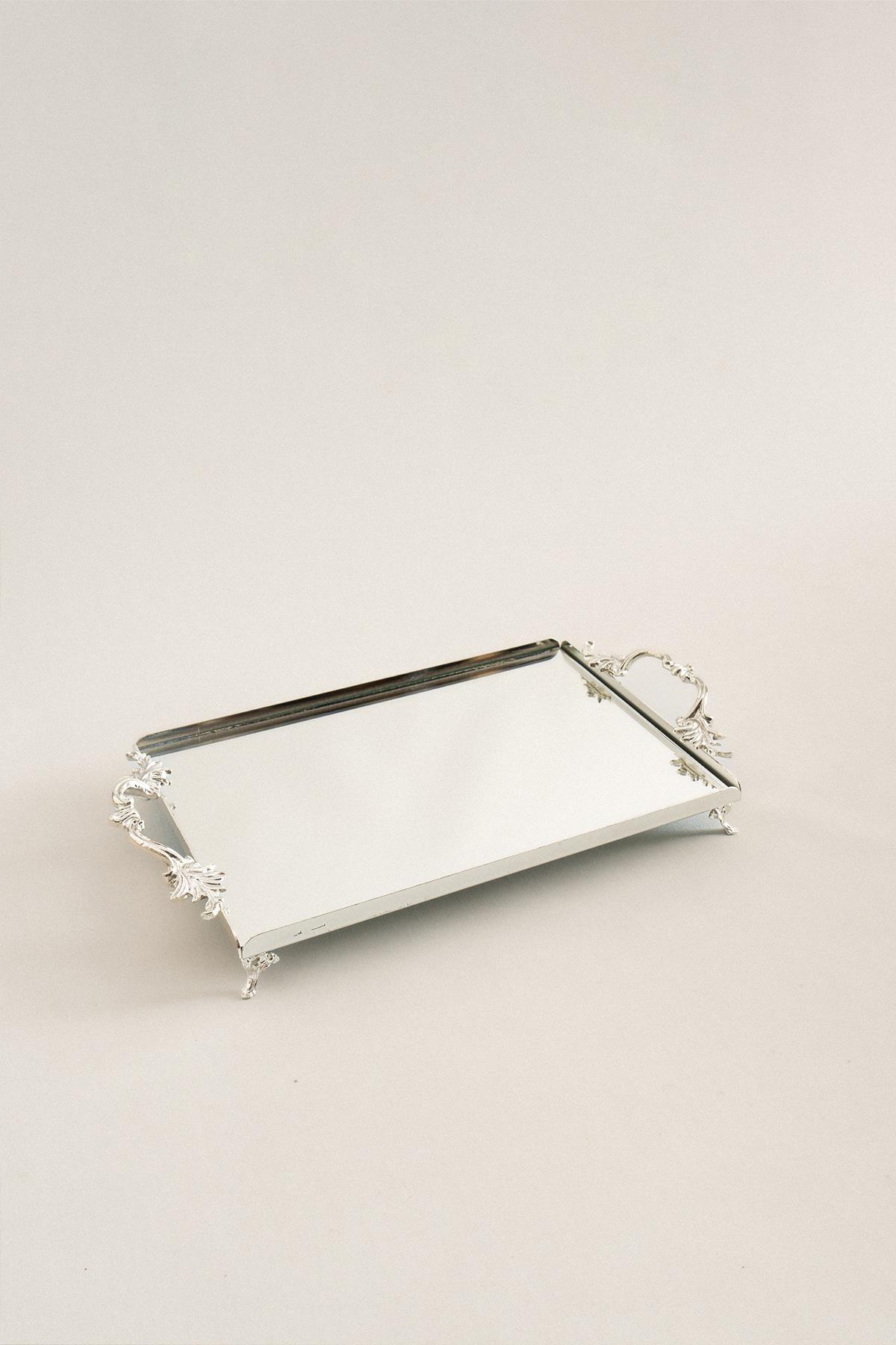 Vassoio rettangolare in metallo color argento con manici eleganti, base a specchio, misura media, 32x22 cm.