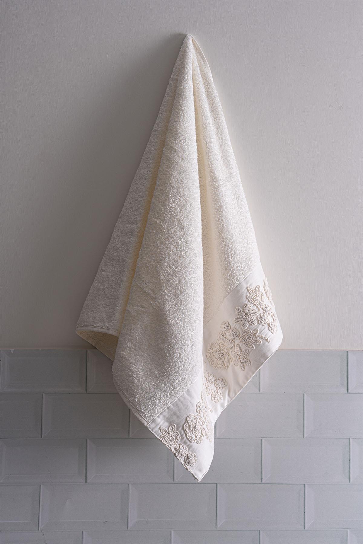 Asciugamano Madeira con ricamo floreale a maglia 3D (30 x 50 cm)