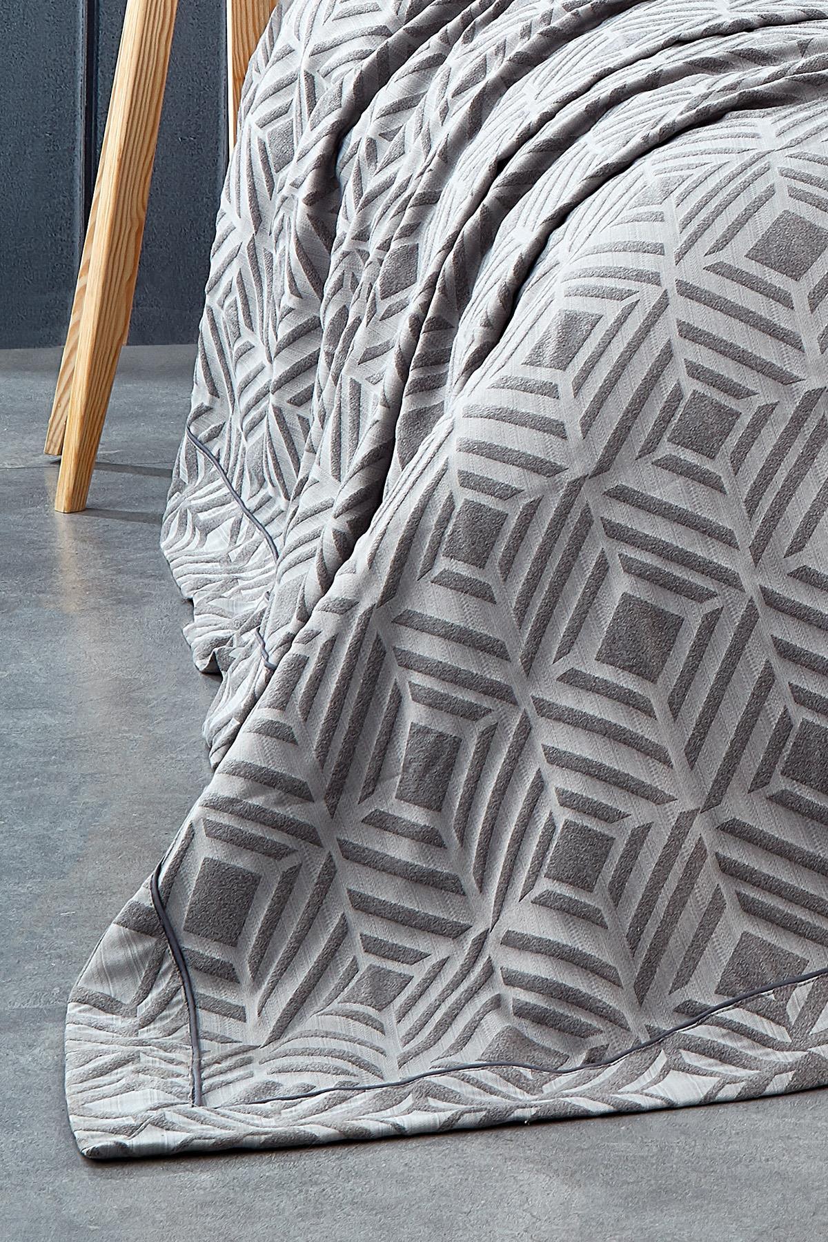 Copriletto matrimoniale jacquard con motivo geometrico grigio, design moderno ed elegante