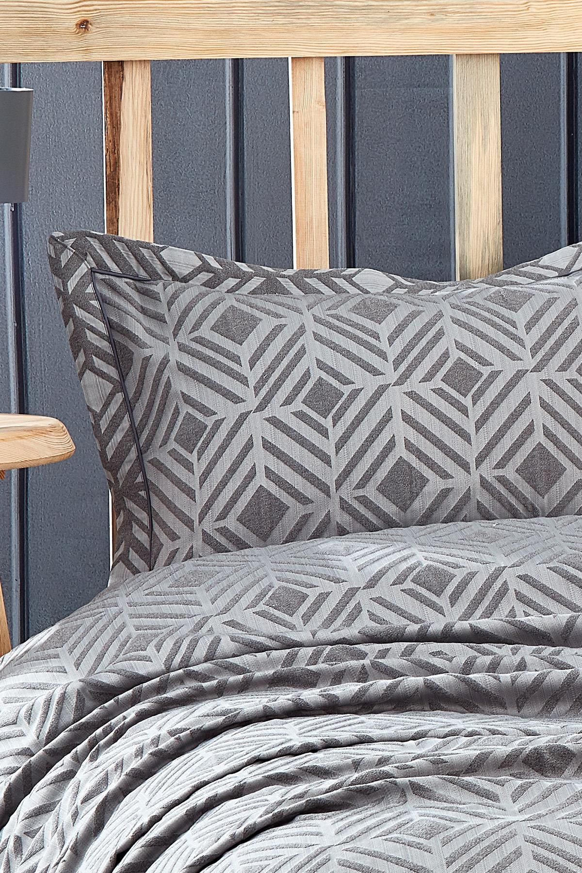 Copriletto matrimoniale jacquard con motivo geometrico grigio e set di federe