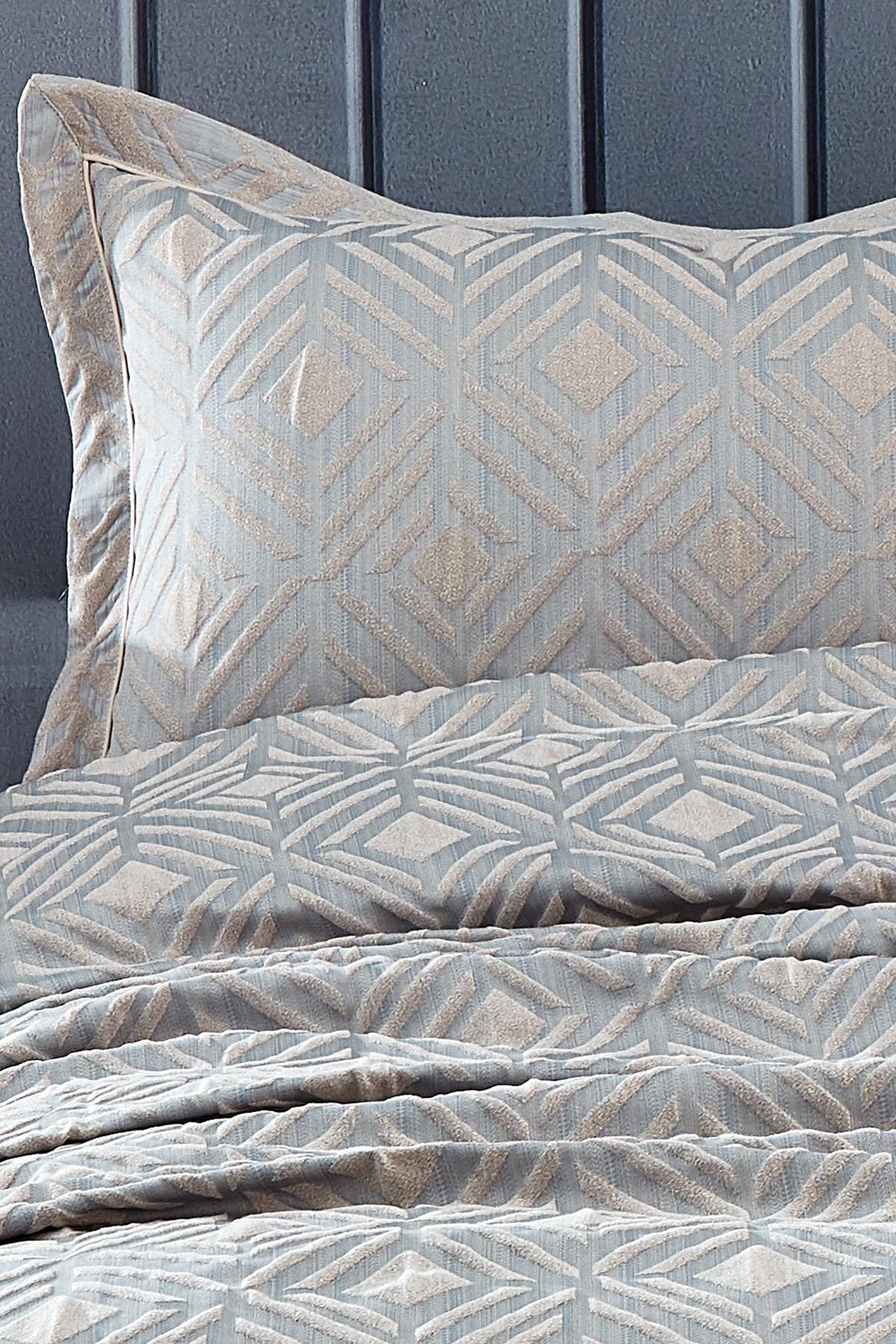 Copriletto matrimoniale jacquard con motivo geometrico grigio e federa.
