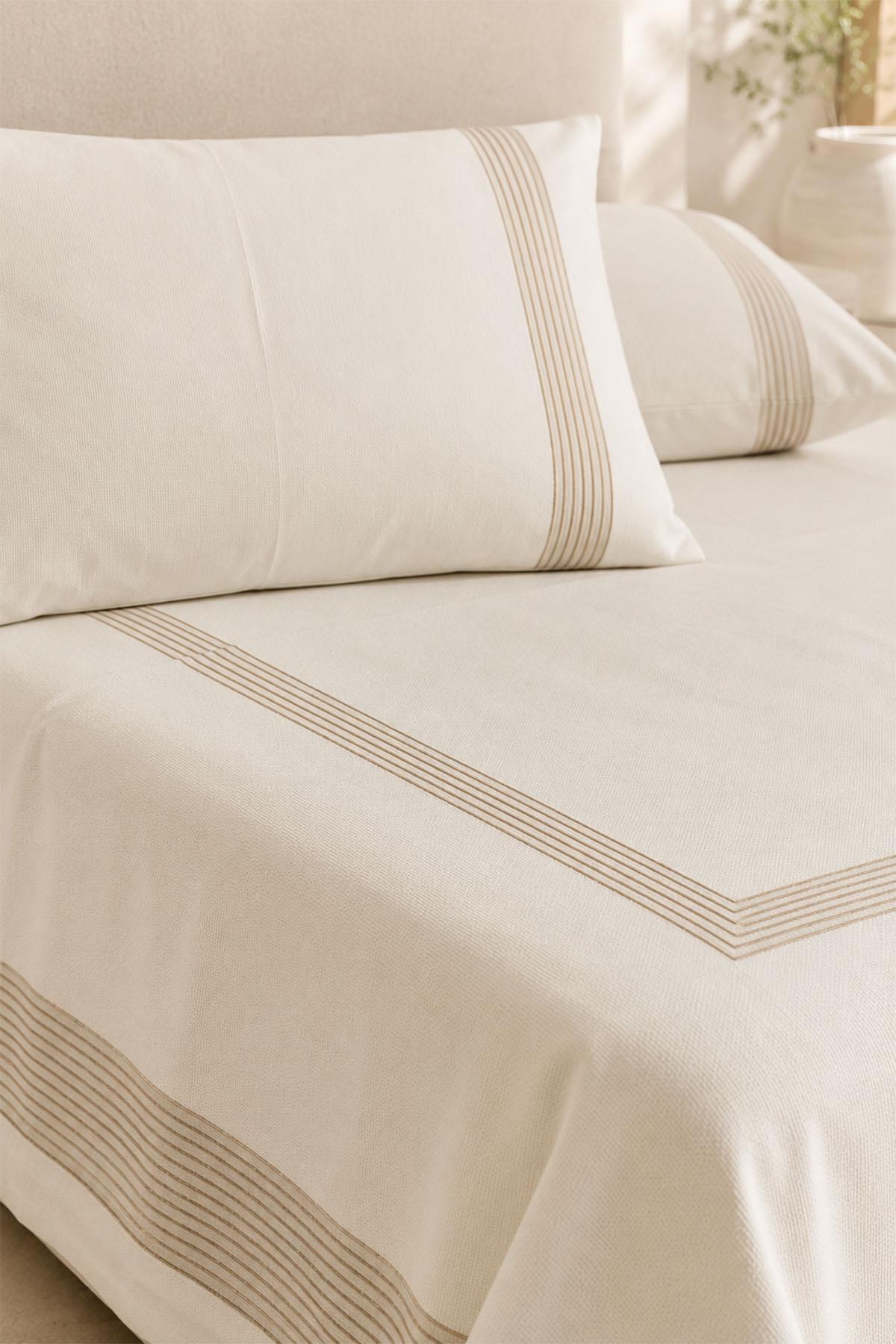 Set copriletto matrimoniale Marbel 4 pezzi con dettagli a righe