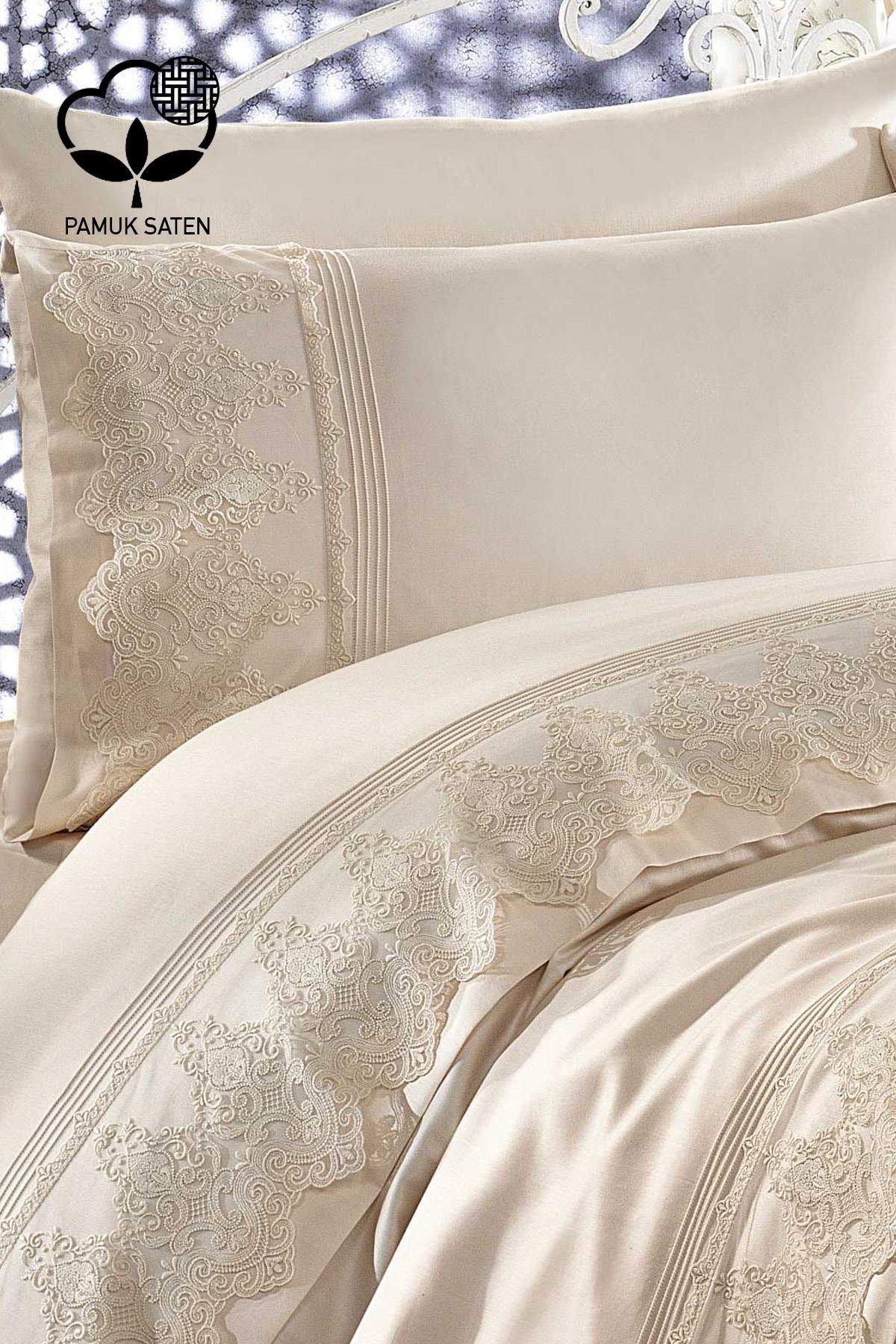 Set copripiumino con piqué in raso di cotone jacquard e con volant Marissa - Nazik Home - Dai valore alla tua casa!