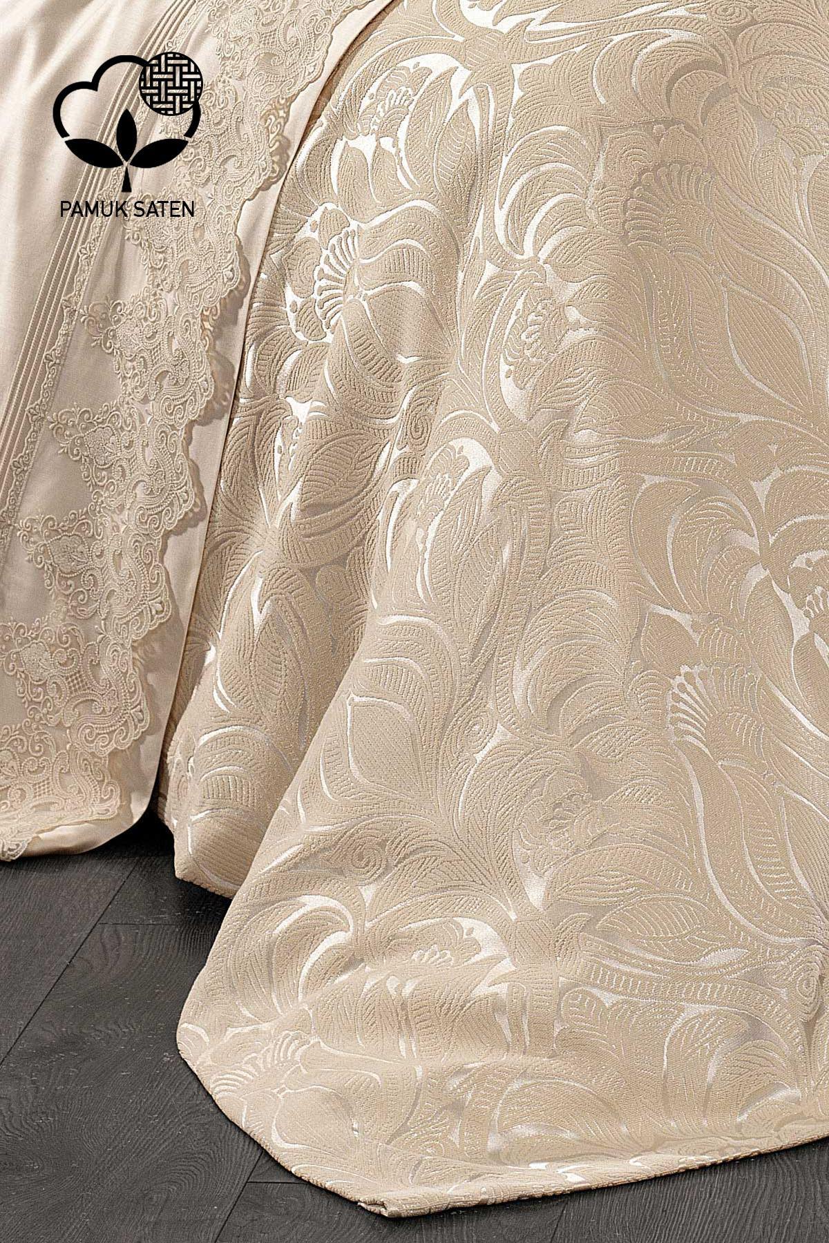 Set copripiumino con piqué in raso di cotone jacquard e con volant Marissa - Nazik Home - Dai valore alla tua casa!