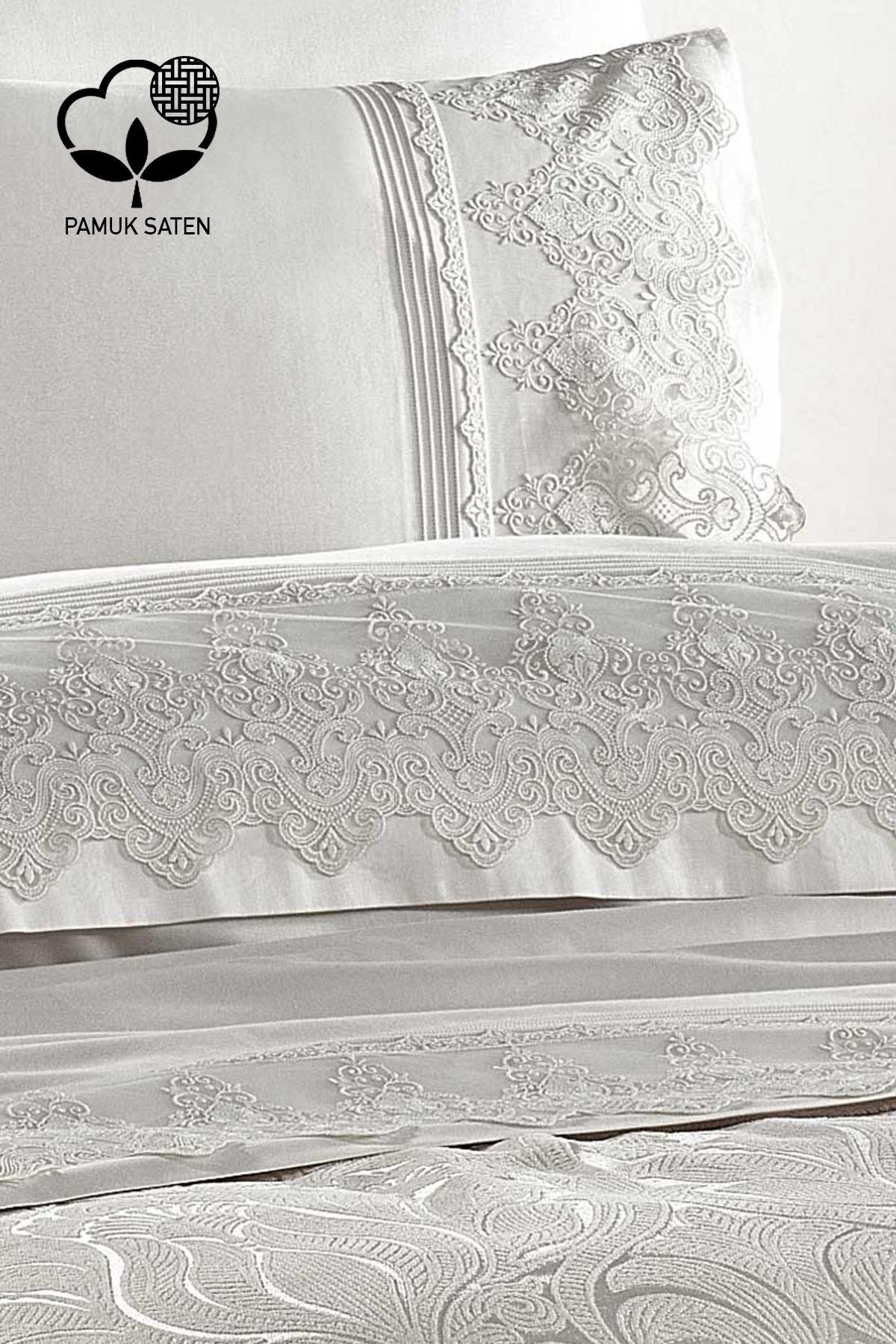 Set copripiumino con piqué in raso di cotone jacquard e con volant Marissa - Nazik Home - Dai valore alla tua casa!