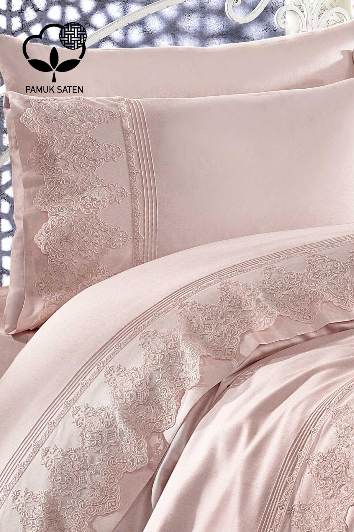Set copripiumino con piqué in raso di cotone jacquard e con volant Marissa - Nazik Home - Dai valore alla tua casa!