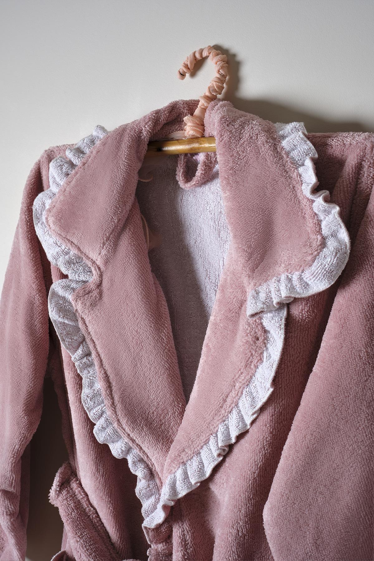 Set di accappatoio da donna in cotone color cipria con bordi in pizzo, appeso