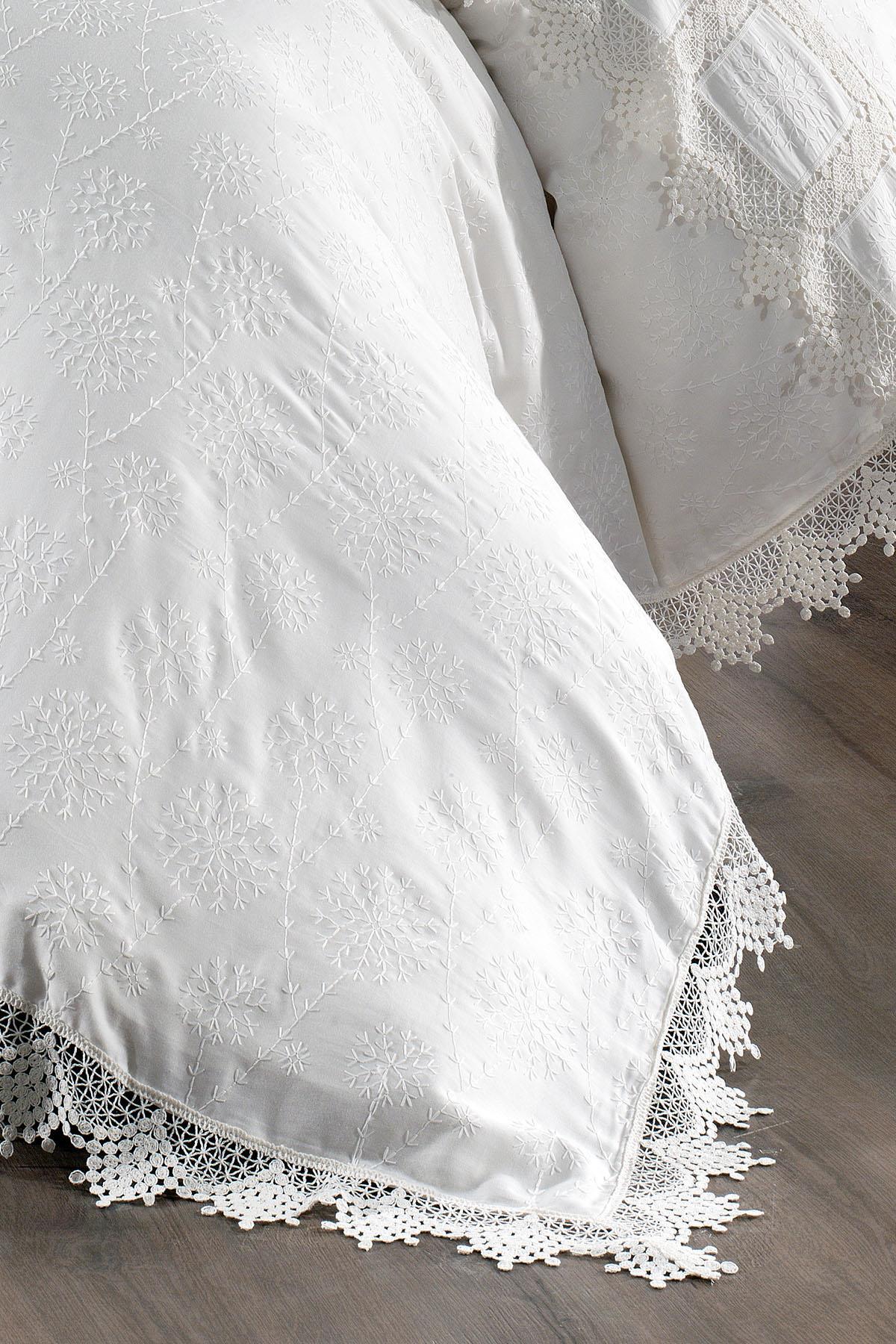 Set copripiumino Mirage Super King Size da 6 pezzi in raso di cotone con bordo in pizzo.