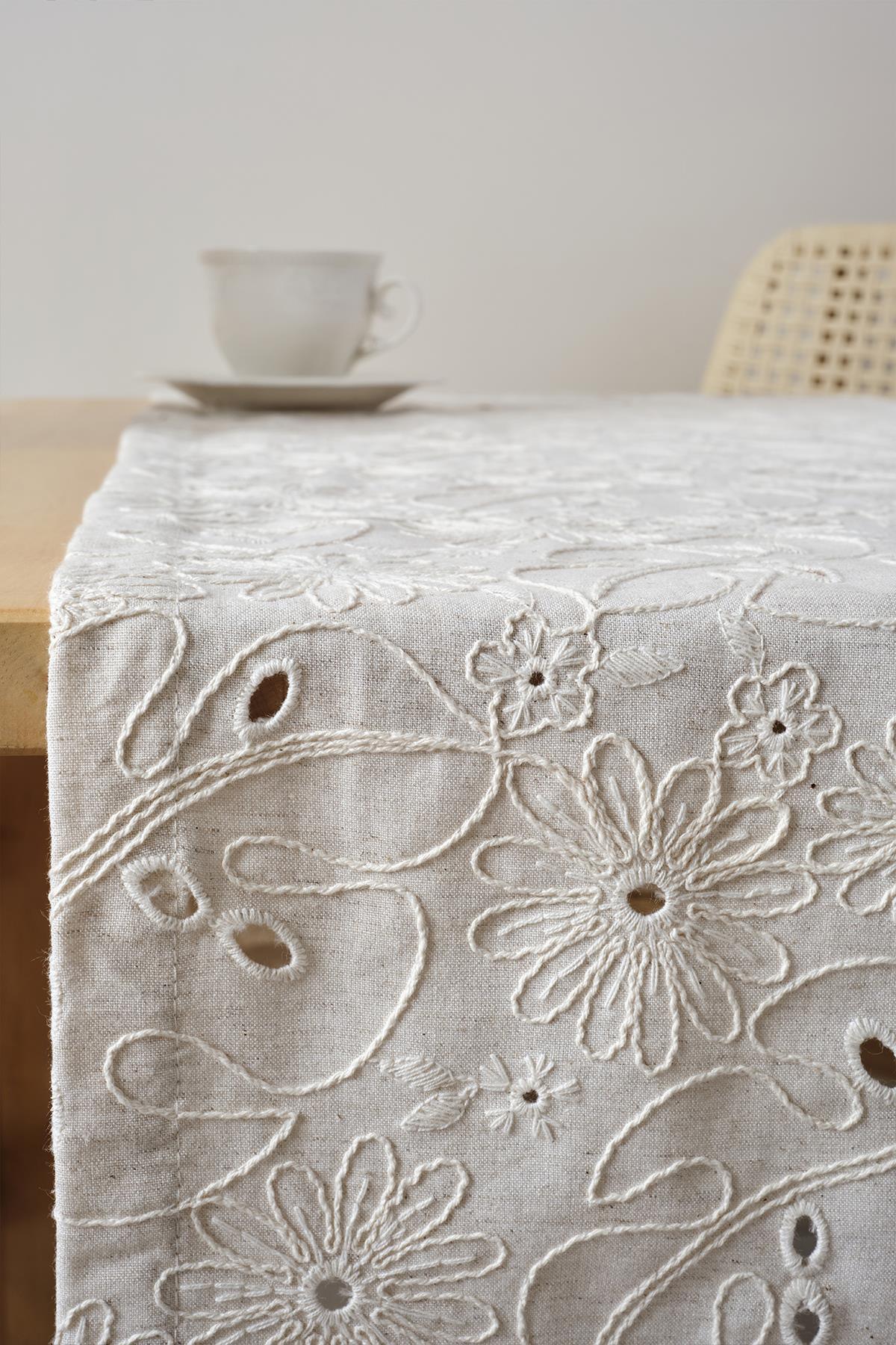 Runner da tavola color crema con ricami, motivo floreale, decorazione moderna per la tavola