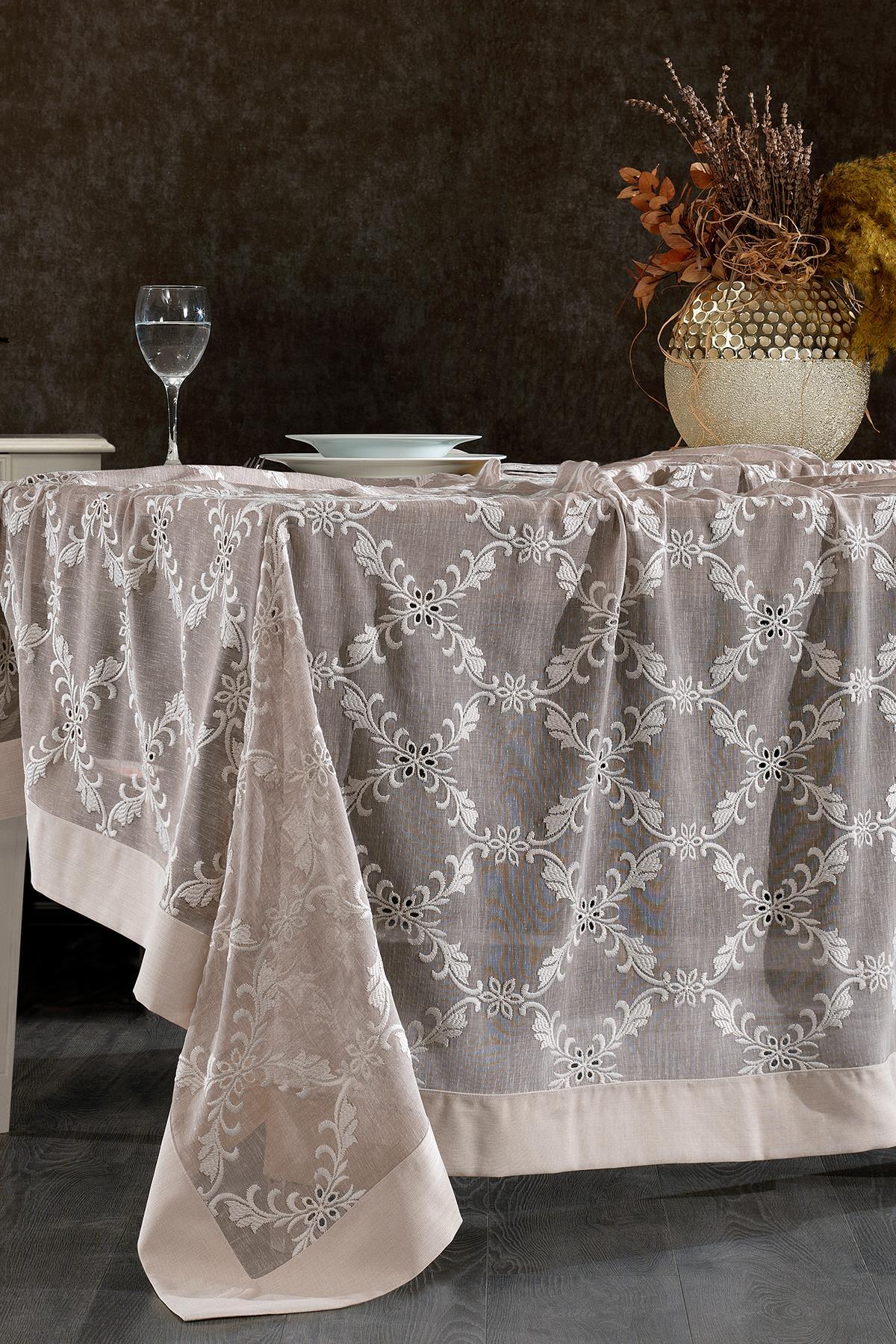 Tovaglia antimacchia dal design elegante, perfetta per una presentazione decorativa su tavole moderne